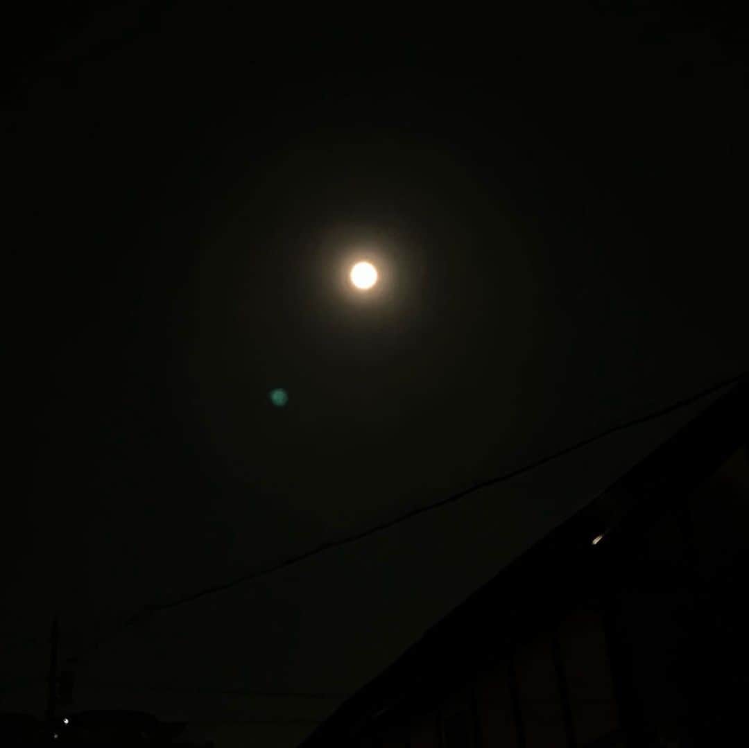 makiのインスタグラム：「#中秋の名月🌕   上手く撮れないけど 私の目には 美しいお月様🌕が 見えてます お月様 ありがとうございます✨」