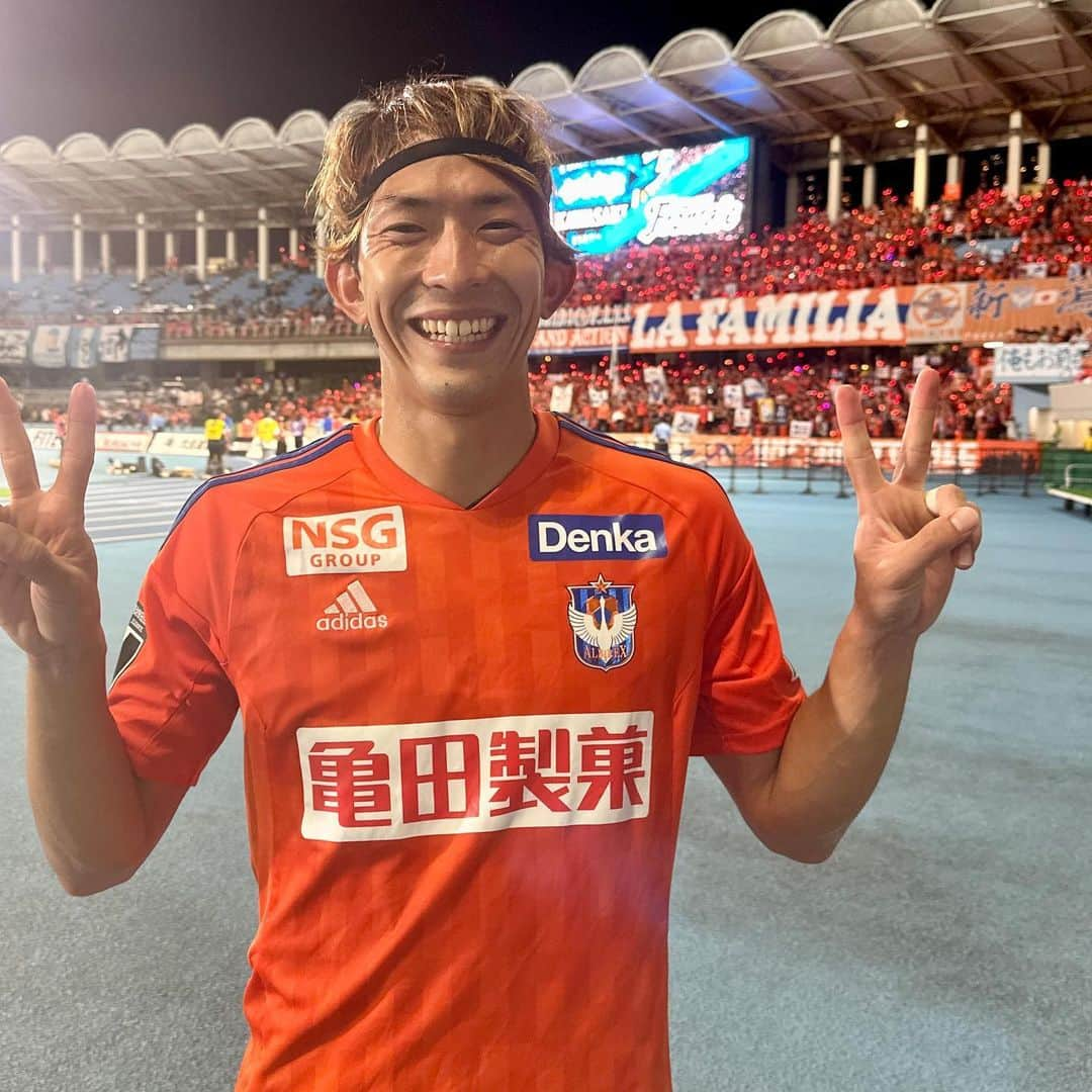 アルビレックス新潟さんのインスタグラム写真 - (アルビレックス新潟Instagram)「魂のダブルピース✌️✌️ #太田修介 選手が決勝ゴール🥅 #鈴木孝司 選手も #新井直人 選手も素晴らしいゴール‼️ 3-2で勝利🏆  遅くなりましたが、今季リーグ戦で初めて連勝しました🫡 おめでとうございます🎉 #albirex  #新潟vs川崎 #アルビレックス新潟」9月29日 21時11分 - albirex_niigata_official