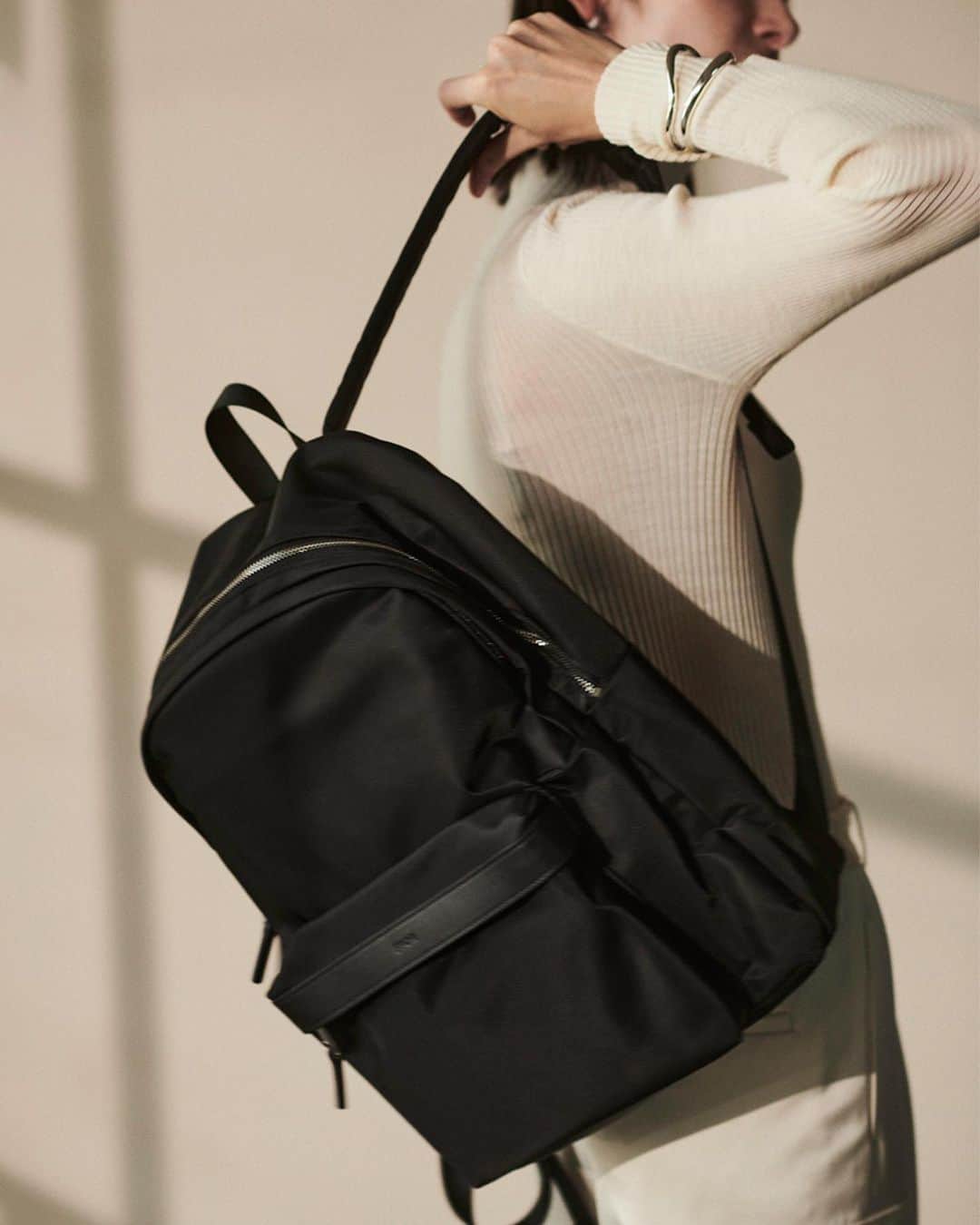ロペさんのインスタグラム写真 - (ロペInstagram)「【ÉPOR BASIC COLLECTION 2023AW】 ⁡ 働く女性の通勤バッグを提案する 「ÉPOR(ロペ エポール)」。 第一印象を、ととのった女性に。 デザイン性と多機能で叶えるエレガントな 通勤バッグを豊富に揃えます。 ⁡ J'aDoRe JUN ONLINEでご購入いただけます。 ⁡ ⁡ ⁡ #fashion #Ybag #Wbag #Ree #CONFORT #PacSac #通勤バッグ #ÉPOR #ロペエポール  #美しさととのう  #ととのう #ロペ #ROPÉ #ropejp」9月29日 21時11分 - rope_jp
