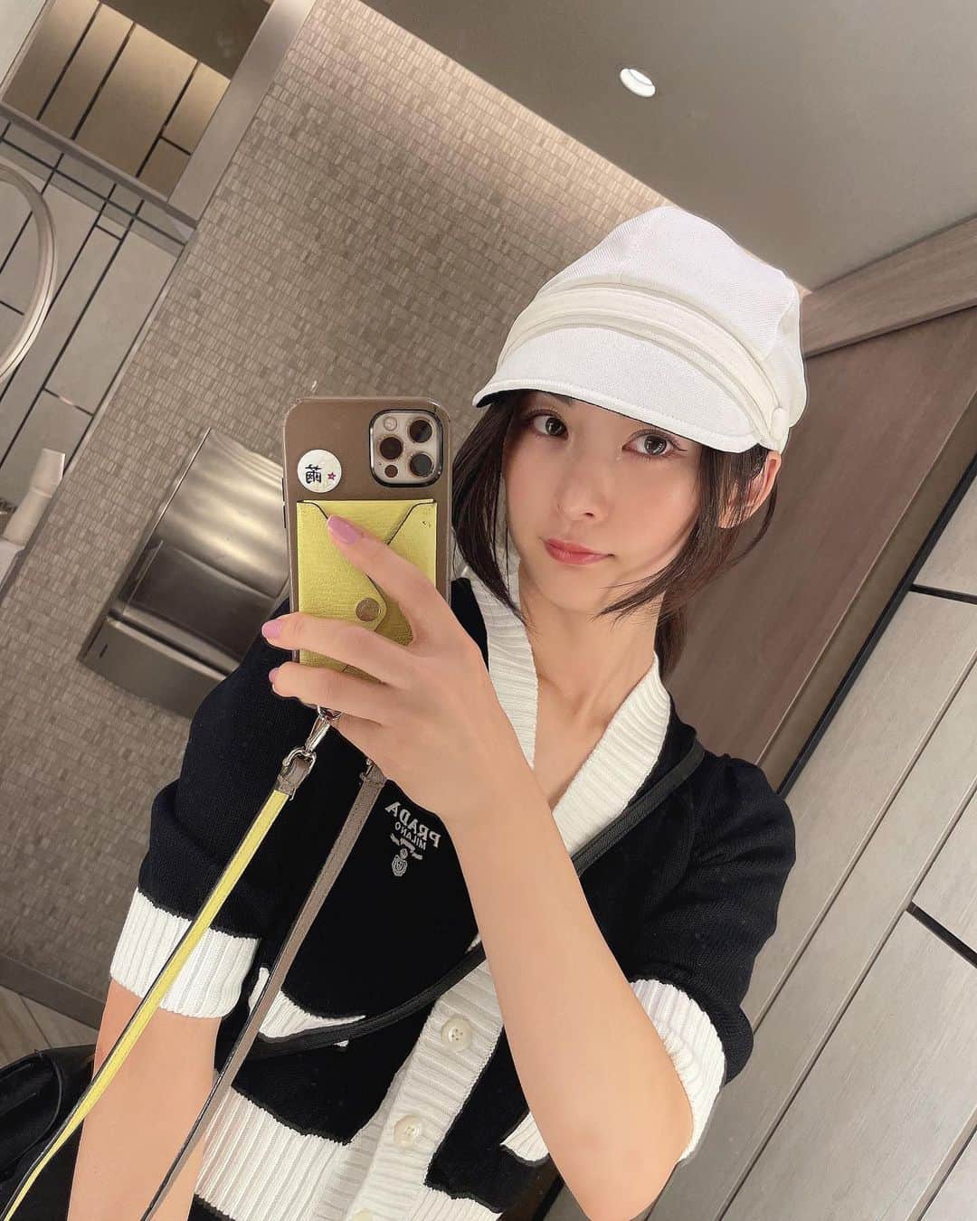 繭のインスタグラム：「ㅤㅤㅤ ㅤㅤㅤ 携帯のシールかわいいでしょ♡ ㅤㅤㅤ #followme #followmejp #followjp」