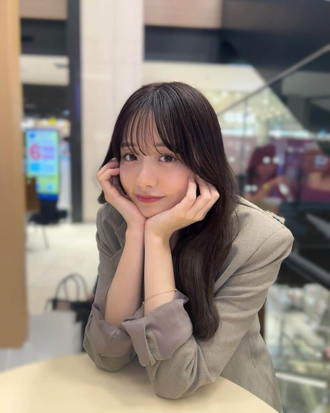 のインスタグラム：「. 涼しくなってきたからってるんるんで買ったばっかりのジャケット着たけど、暑すぎて結局ずっと脱いでた🥹」