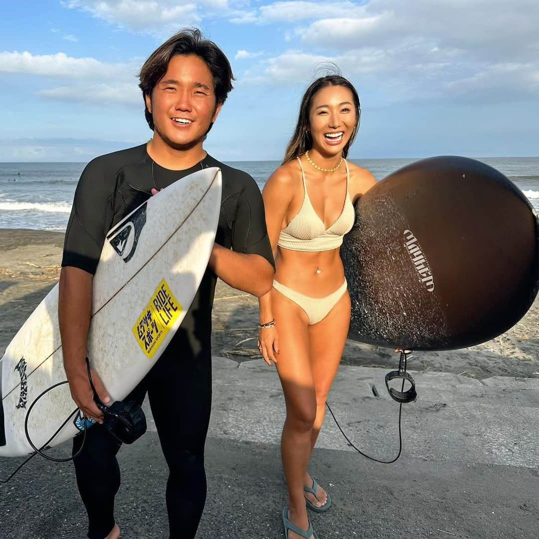 MAIMAIさんのインスタグラム写真 - (MAIMAIInstagram)「YouTube upしましたぁ✨ 村田嵐プロおとんとコラボ🏄‍♀️ @arashimurata  @yasushi_photos  嵐くんとスイッチスタンスで利き足を変えて15分ヒートの対決👍笑 私はlostのRNFレトロカーボンボードで戦いました🤩 この板まじやばい！🏄‍♀️✨ ジャッジはおとん！勝敗はいかに！！みなさん是非みてください❣️  📸 @yasushi_photos  🚁 @zakio_02  Thank you✨  #村田嵐  #アラシムラタ  #まいまいですやん  #対戦  #サーフィン女子  #波乗り女子」9月29日 21時13分 - maimaidesuyan