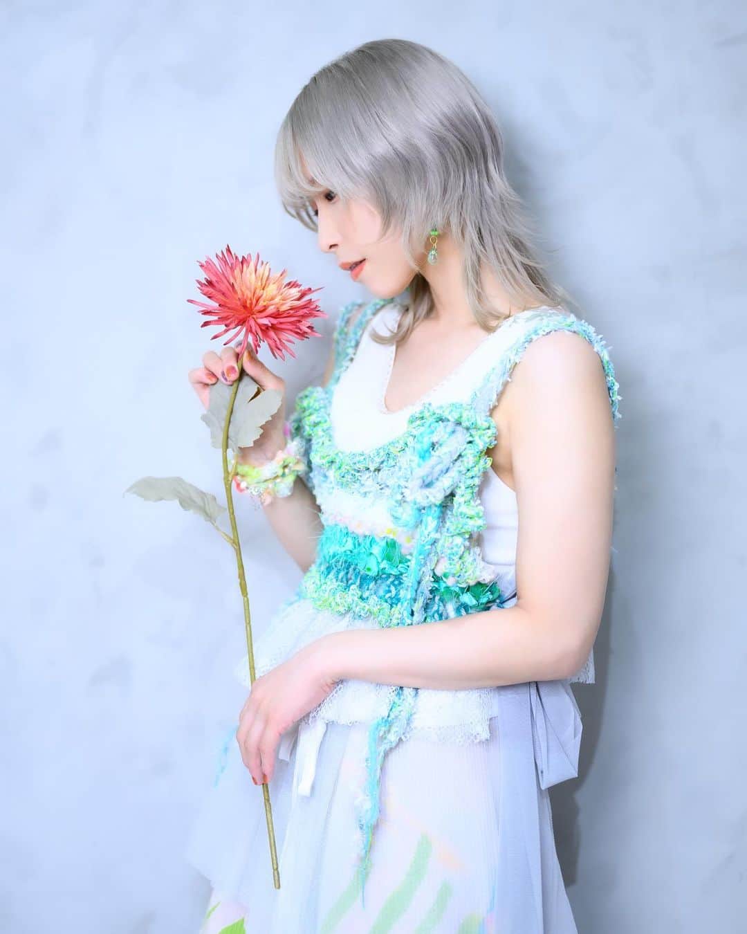 朝日奈丸佳のインスタグラム：「「はたらく魔王さま！！」インタビューのアザーカットその2です🌸  ミントカラーのニットビスチェが超かわいいのです🧚‍♂️ 夏真っ盛りの撮影でしたので、夏らしい感じでした。  「はたらく魔王さま！！」最終話、このあとAT-Xさんでも放送されます！よろしくお願いいたします！」