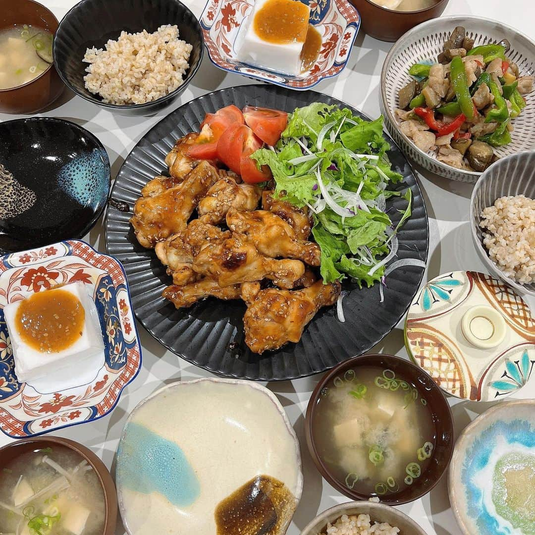 momoのインスタグラム：「#晩御飯#食費月25000円  手羽元の甘辛胡麻焼き 肉味噌炒め お味噌汁 ピーナッツ豆腐  名月回って、ハルはクタクタで夕飯食べずに就寝🛌私もクタクタですが。  29(にく)の日だったから朝からお肉の調達に🍖冷蔵庫が潤いました✨   #晩ごはん#晩ご飯#夕食#夕御飯#夕食#おうちごはん#節約#節約ご飯#晩御飯#デリスタグラム#デリスタグラマー#クッキングラム#ワーママ#大分#instafood」