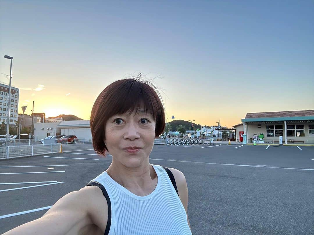 神野美伽のインスタグラム：「9月29日  小豆島の時間は、本当にゆるやかに流れています。 宿泊のホテルにチェックインしたその足で、近くを歩きました。  街路樹のオリーブの木に、沢山の実がなっていて嬉しくなりました。  さて、  明日は、 JA香川県様の大切なお客様の貸切公演で、 瀬川瑛子さんとジョイントのステージです。  公演時間がとても早いのでチョット厳しいですが、 早起きをして、良いコンディションでステージに立ちたいと思います。  なので、 みなさま、おやすみなさい。  #小豆島　#JA香川県  #オリーブ　#瀬川瑛子　#ジョイントコンサート」