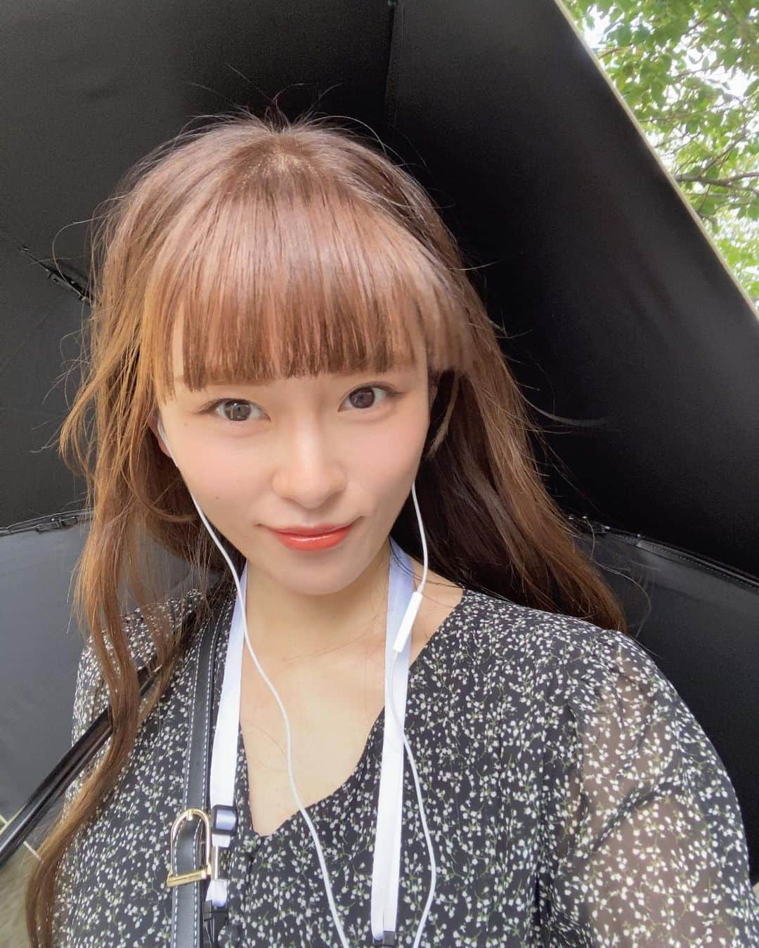 新立美香さんのインスタグラム写真 - (新立美香Instagram)「#みかのへあ #💇‍♀️  お久しぶりです☺︎  先月家族みんなコロナに罹ってしまい、 めちゃくちゃ大変でした😭 時間差で感染して、後遺症やらで 1ヶ月くらいどこも行けず😭 その後もばたばたで、 気づけば夏が終わりもう10月！？🥹 はやいよー  最近寒暖差がとっても激しいので、 皆様体調崩されないようお気をつけください🍀 本当に健康がいちばん！！🥺✨  そんな私は今、鼻水が止まらなくて 一生鼻かんでます。笑 花粉なのかな？ 同じように鼻水とまらない人いるかな？ 秋の花粉はじめてで戸惑ってる🥹  久しぶりの投稿が写真と全く関係ない まとまりのない文章ですみません🤧笑  @yocca_nori ありがとうございました✨ @mieli_invariant のこのワンピかわいすぎるし着やすすぎて🥹 毎回外出する時は必ず着てた🥹♡ でも今年は全然着れなかったから 来年はたくさん着るんだ😭  #夏の思い出　#相変わらずのまとまりのない文章　#感情の詰め合わせ　#ただの備忘録　#🤣」9月29日 21時17分 - mika_323