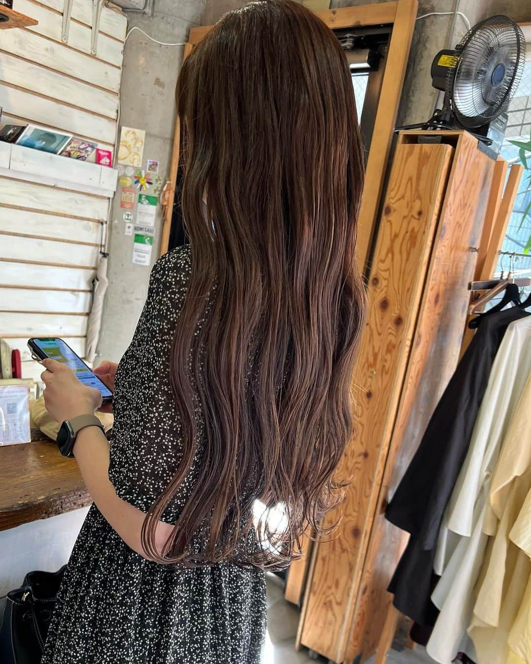 新立美香さんのインスタグラム写真 - (新立美香Instagram)「#みかのへあ #💇‍♀️  お久しぶりです☺︎  先月家族みんなコロナに罹ってしまい、 めちゃくちゃ大変でした😭 時間差で感染して、後遺症やらで 1ヶ月くらいどこも行けず😭 その後もばたばたで、 気づけば夏が終わりもう10月！？🥹 はやいよー  最近寒暖差がとっても激しいので、 皆様体調崩されないようお気をつけください🍀 本当に健康がいちばん！！🥺✨  そんな私は今、鼻水が止まらなくて 一生鼻かんでます。笑 花粉なのかな？ 同じように鼻水とまらない人いるかな？ 秋の花粉はじめてで戸惑ってる🥹  久しぶりの投稿が写真と全く関係ない まとまりのない文章ですみません🤧笑  @yocca_nori ありがとうございました✨ @mieli_invariant のこのワンピかわいすぎるし着やすすぎて🥹 毎回外出する時は必ず着てた🥹♡ でも今年は全然着れなかったから 来年はたくさん着るんだ😭  #夏の思い出　#相変わらずのまとまりのない文章　#感情の詰め合わせ　#ただの備忘録　#🤣」9月29日 21時17分 - mika_323