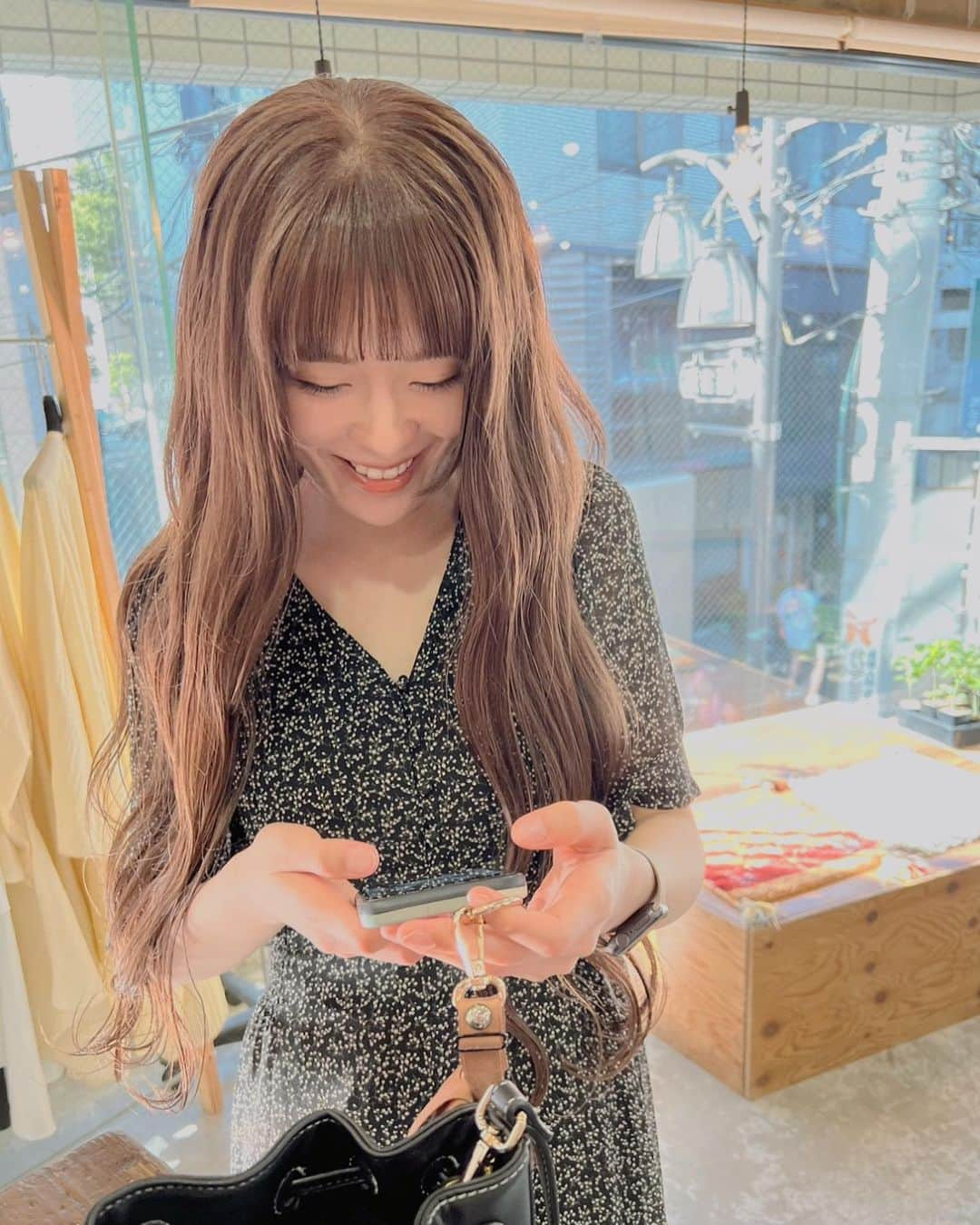 新立美香さんのインスタグラム写真 - (新立美香Instagram)「#みかのへあ #💇‍♀️  お久しぶりです☺︎  先月家族みんなコロナに罹ってしまい、 めちゃくちゃ大変でした😭 時間差で感染して、後遺症やらで 1ヶ月くらいどこも行けず😭 その後もばたばたで、 気づけば夏が終わりもう10月！？🥹 はやいよー  最近寒暖差がとっても激しいので、 皆様体調崩されないようお気をつけください🍀 本当に健康がいちばん！！🥺✨  そんな私は今、鼻水が止まらなくて 一生鼻かんでます。笑 花粉なのかな？ 同じように鼻水とまらない人いるかな？ 秋の花粉はじめてで戸惑ってる🥹  久しぶりの投稿が写真と全く関係ない まとまりのない文章ですみません🤧笑  @yocca_nori ありがとうございました✨ @mieli_invariant のこのワンピかわいすぎるし着やすすぎて🥹 毎回外出する時は必ず着てた🥹♡ でも今年は全然着れなかったから 来年はたくさん着るんだ😭  #夏の思い出　#相変わらずのまとまりのない文章　#感情の詰め合わせ　#ただの備忘録　#🤣」9月29日 21時17分 - mika_323