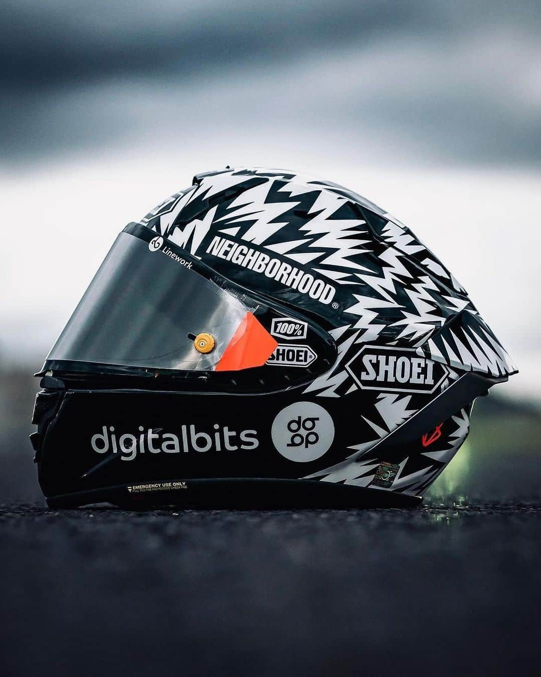 滝沢伸介さんのインスタグラム写真 - (滝沢伸介Instagram)「@fabiodiggia49 #Diggia49 X @neighborhood_official ⚡️ Meet my #BrainBucket for the #JapaneseGP painted by my man @deathspray 🥷🏼. I’m so proud of this one. 🇯🇵  #レース専用モデル   Thx also to @sin_takizawa and of course @shoei_japan 🙏🏼」9月29日 21時17分 - sin_takizawa