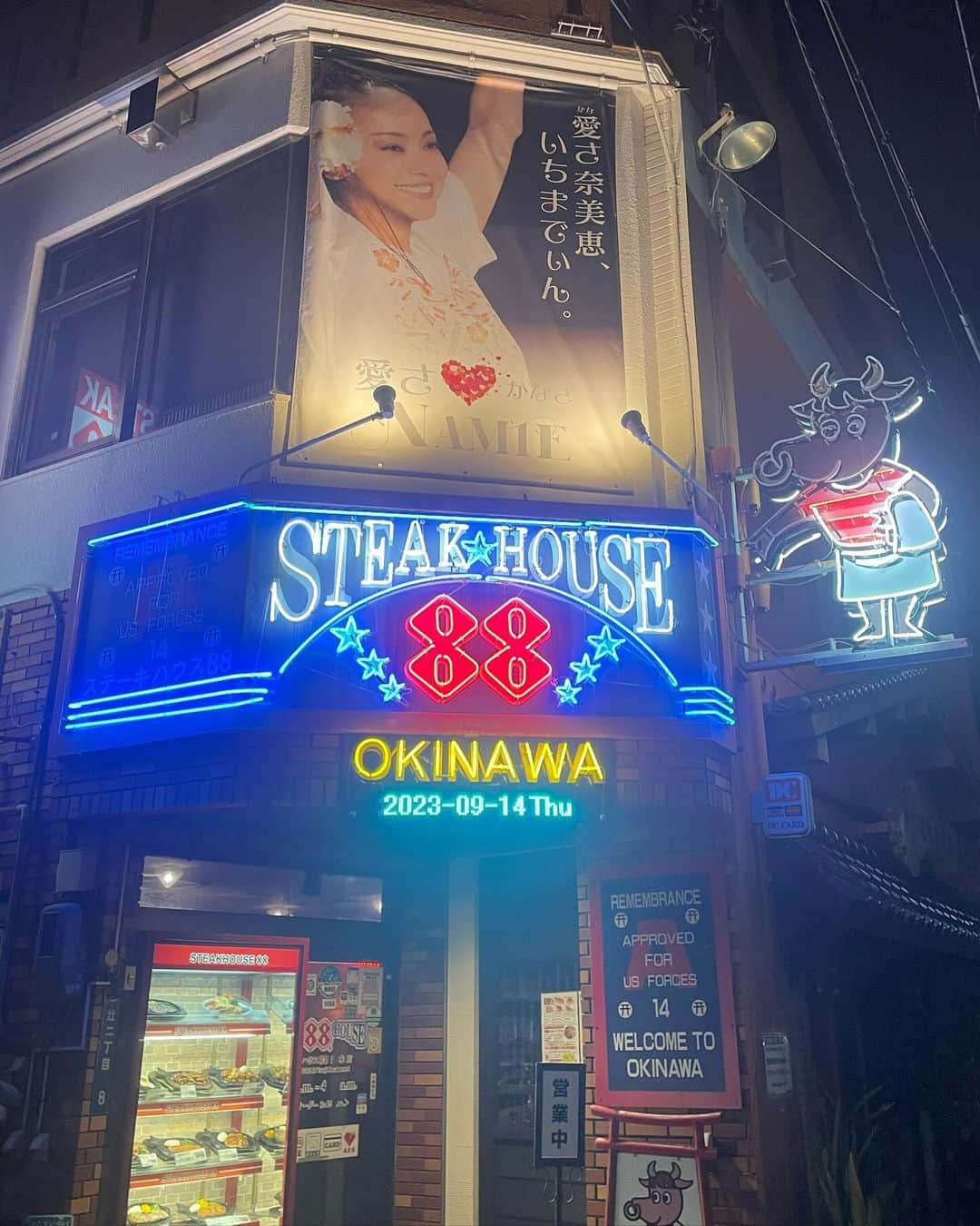 NOHANAのインスタグラム：「・ 沖縄振り返り🌺 2023.09.14  夜ご飯はステーキ88辻本店さんへ🥩✨ 安室ちゃんがたくさんの店内で ステーキとロブスターのセットをペロリといただきました😋 ・ #namieamuro #安室奈美恵 #安室ちゃん #we❤namie #we❤️namiehanabishow #welovenamiehanabishow #愛さNAMIE #沖縄 #那覇 #ステーキ88 #ステーキ88辻本店 #アム活 #アムラー #のはなみえ #沖縄観光 #沖縄グルメ #okinawa #okinawatrip」