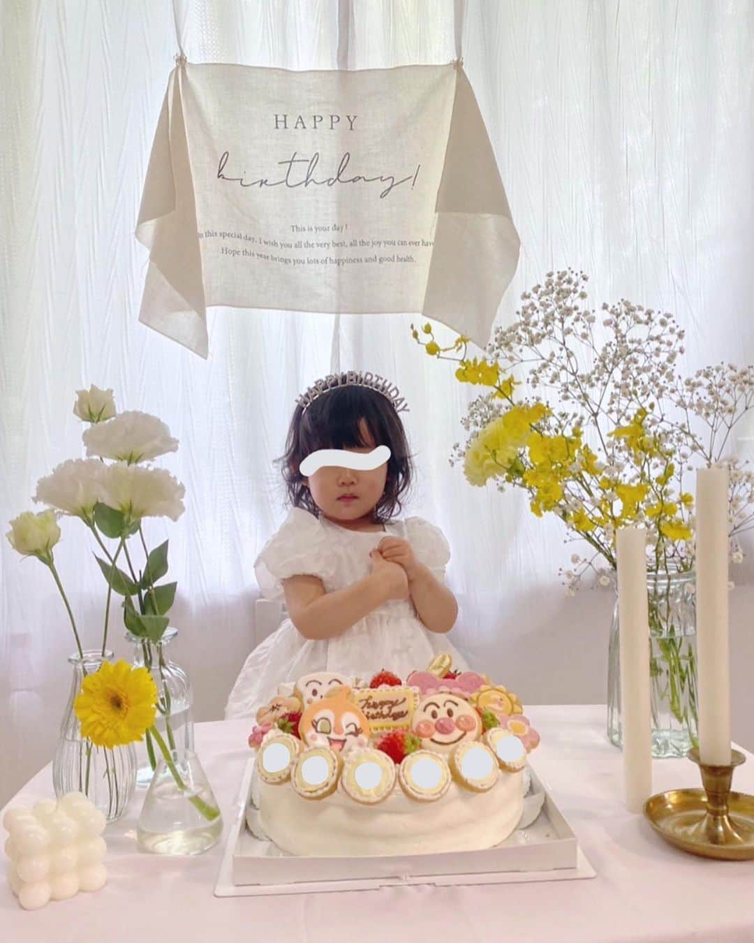 青木菜花のインスタグラム：「⁡ ⁡ 何を載せようか悩んだので こっちゃんの2歳のお誕生日のときの 写真でも載せよう〜☺️💭 ⁡ 4月で2歳になったので もう半年くらい前の話なんだけど😂 ⁡ あまりお出かけとかも連れていって あげられる状態でもなくて 寂しい思いさせちゃってるなぁって ずっと思っていて…😢 ⁡ ⁡せめて誕生日は思い出に残るような 誕生日にしたいなって思いで 気合い入りまくりの母でした👩🏻笑 ⁡ ⁡ ケーキは買ってきて クッキーは手作りしてのせたよ🫶🏻🍪 大好きなアンパンマン☀️ ⁡ はじめてだったから苦戦してたけど 頑張って作ったから褒めて〜〜🤣🤍笑 ⁡ こっちゃんもケーキ出したら 嬉しそうに喜んでくれて アンパンマンのクッキーぱくぱく食べてた🤣 ⁡ また反応が可愛くて。🥹 ⁡ もっと色々わかるようになってきたら 2歳のお誕生日はこんなことしたんだよーって沢山お話ししてあげよう🤍🤍 ⁡」