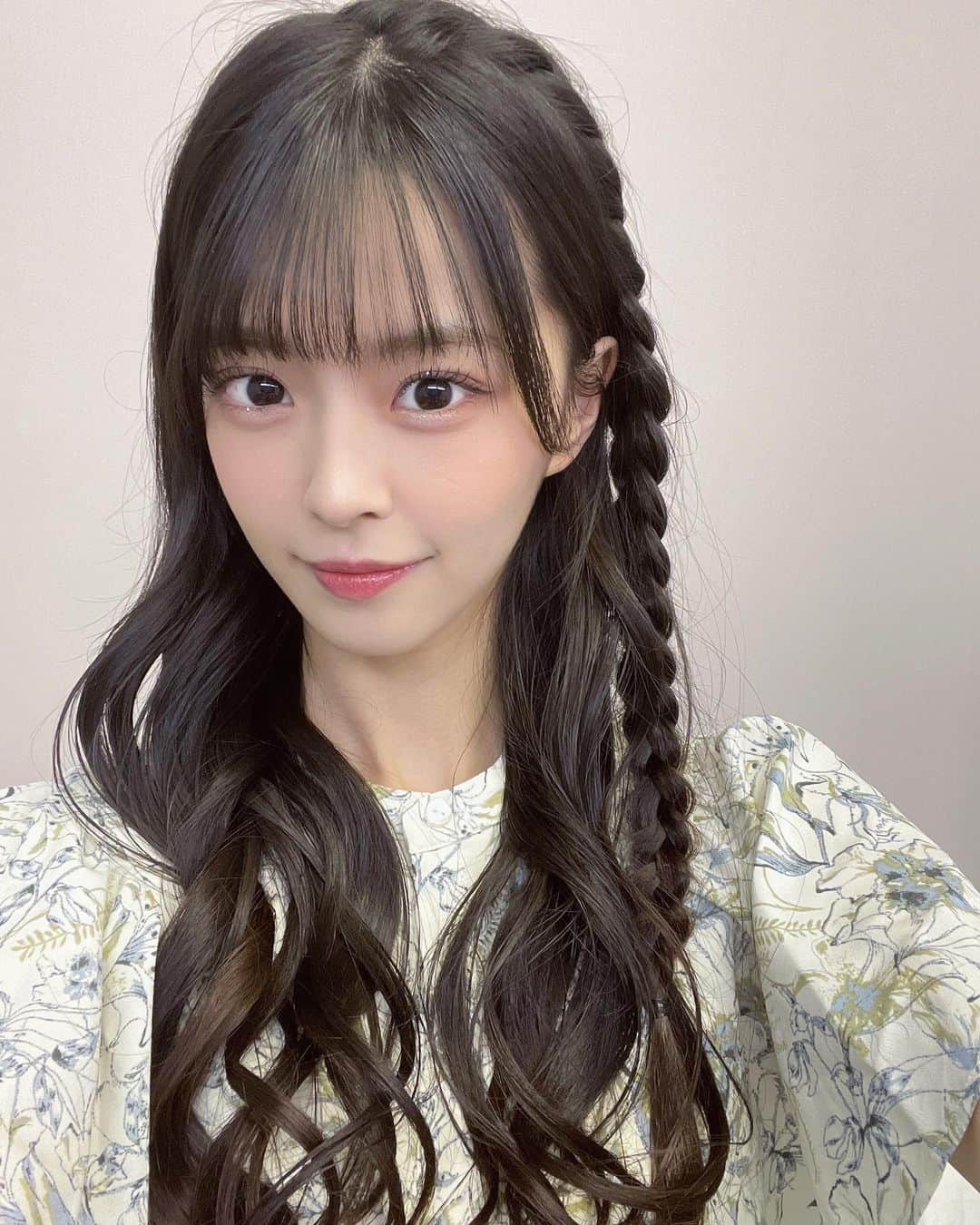 桜田彩叶のインスタグラム：「この髪型 何て言うのーー？  #アイドル  #アイドルヘア  #ヘアアレンジ  #編み込み  #編み込みアレンジ  #編みおろし ？ #ピンクメイク」