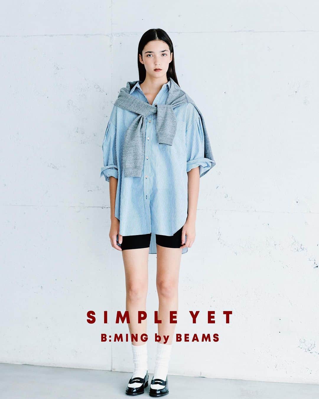 ビーミング ライフストア by ビームスのインスタグラム：「… 『SIMPLE YET』  『SIMPLE YET』とは直訳すると、”シンプルなのに”。 環境に優しいものづくりやMADE IN JAPANという安心感、ライフスタイルに欠かせない普遍的でベーシックなデザインへのこだわりなど、シンプルな洋服の先に語れることがたくさんある、というメッセージを込めました。日常で着るものだからこそ、着心地の良さや環境にも配慮された素材選びを大切にしています。  本コレクションはB:MING by BEAMS各店舗、ビームス公式オンラインショップで発売中です。 23AWの『SIMPLE YET』のLOOKは トップページのリンクからご覧ください🔗 . @bmingbybeams_official @beams_official #simpleyet #bmingbybeams  #bming  #bminglifestore  #beams  #シンプルイェット #ビーミングbyビームス  #ビーミング  #ビームス」