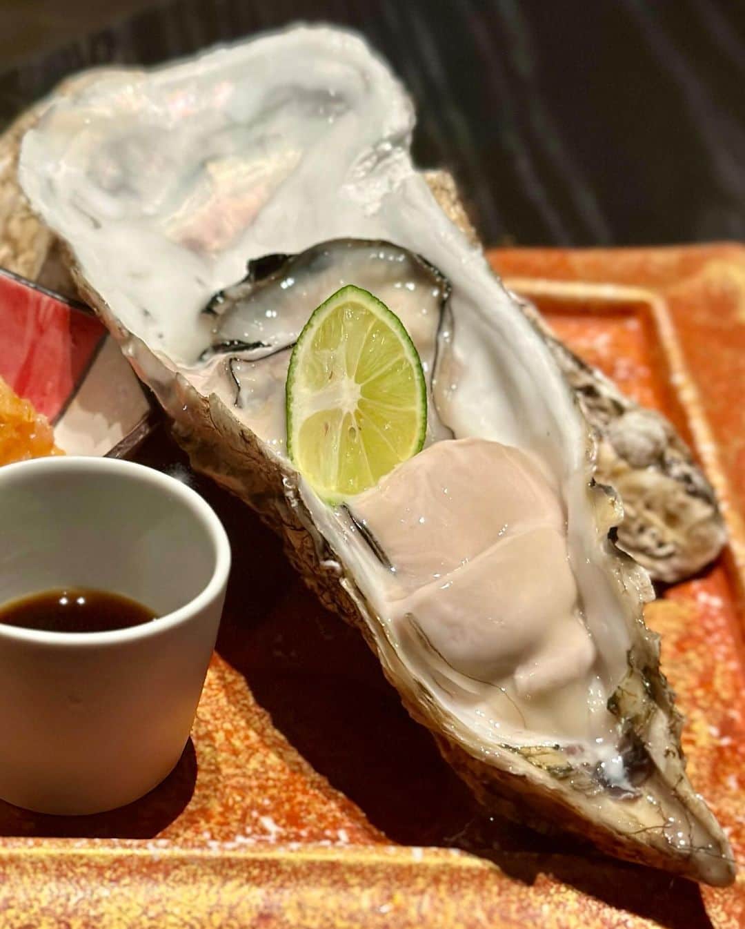 のインスタグラム：「『(惚)オ向イ上ル』の生牡蠣はクリーミーでめっちゃ美味しい！ なんでも美味しい！  #惚オ向イ上ル #具義居酒屋2023 #具義代官山2023」