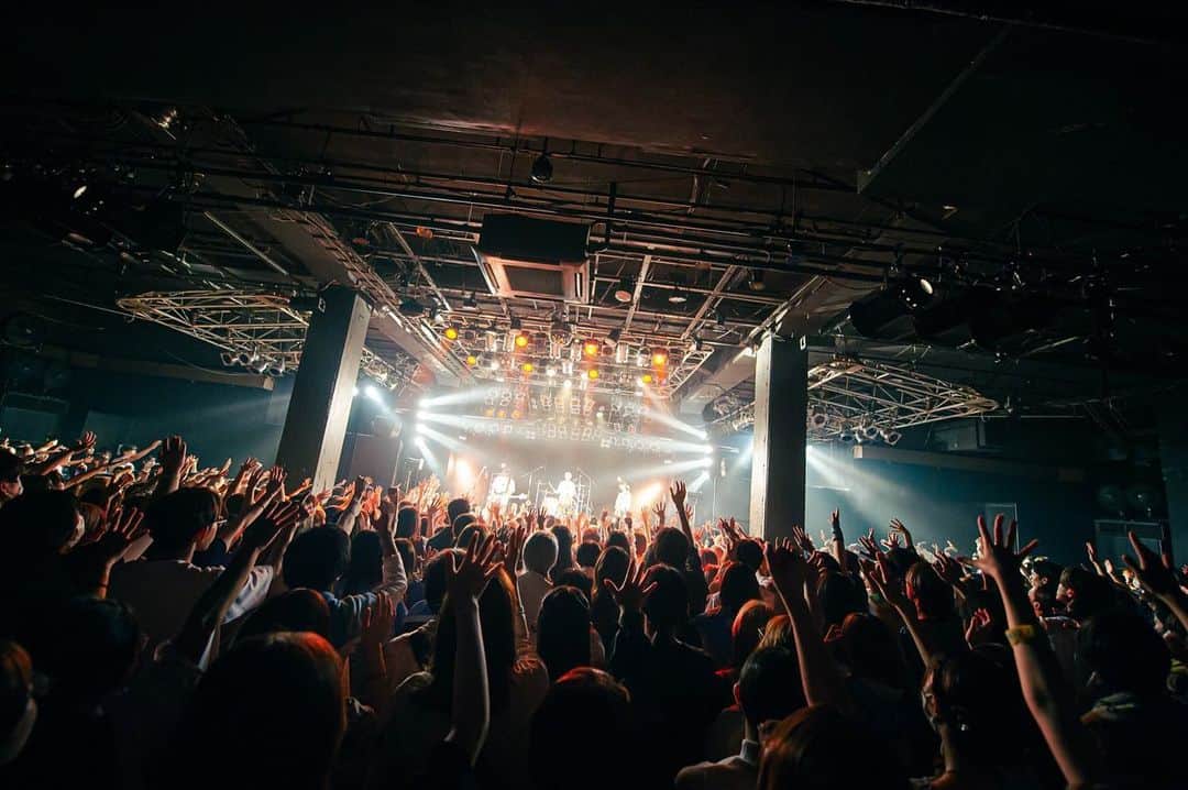 おいしくるメロンパンのインスタグラム：「. 「おいしくるメロンパン answer tour - 結ぶリボンの方程式 - 」＠神奈川・YOKOHAMA Bay Hall🏳  結成日に迎えたツアー初日、特別な日に皆さんと熱いスタートを切る事ができました🔥  お越しいただいた皆様、ありがとうございました！  photo by @n_t_m.k  次のライブは、10/1(日)「おいしくるメロンパン answer tour - 結ぶリボンの方程式 - 」＠栃木・HEAVEN’S ROCK Utsunomiya VJ-2！ よろしくお願いします！  #おいしくるメロンパン #結ぶリボンの方程式」