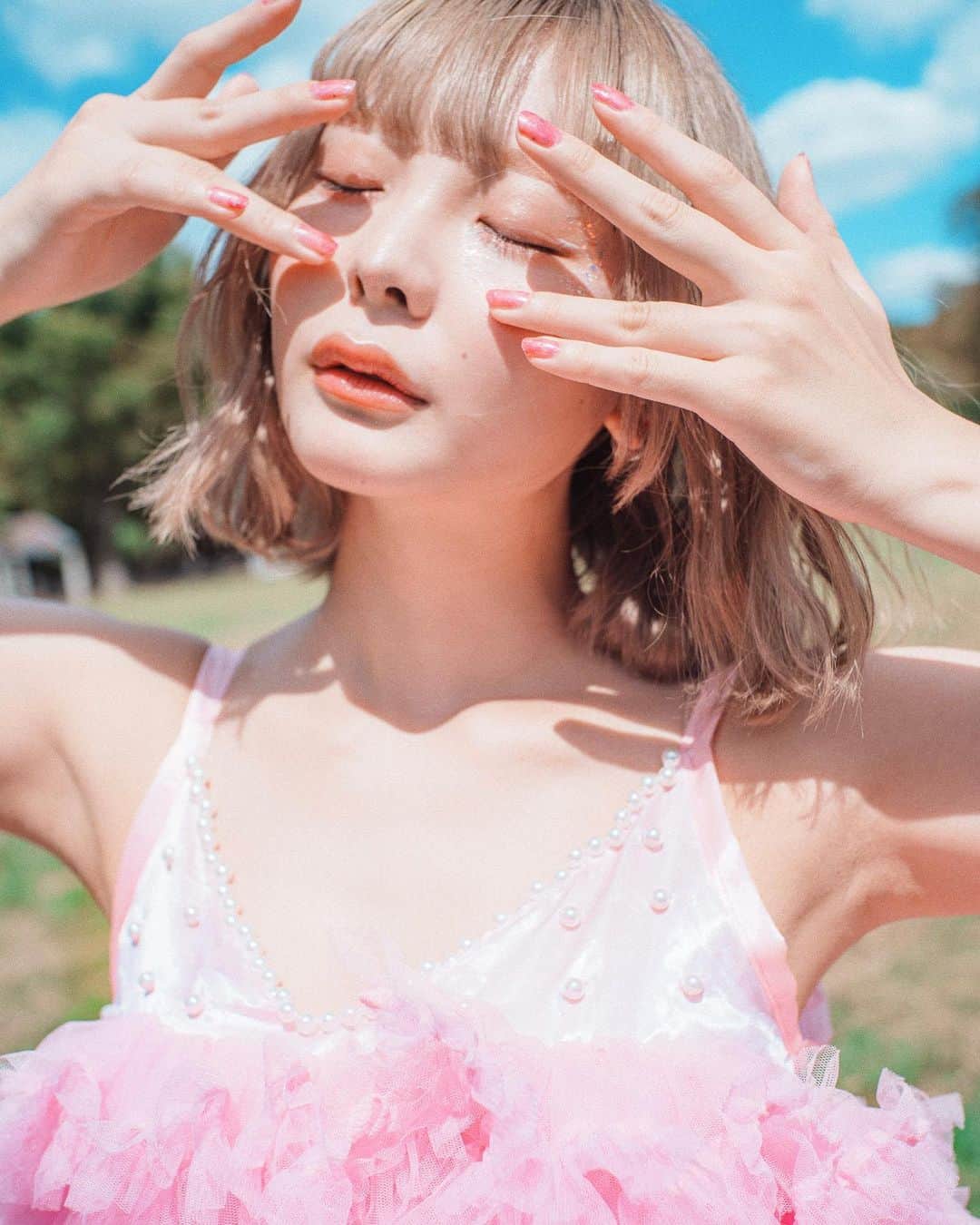 haru wagnusのインスタグラム：「@__lilalily__ pink wave  衣装はオマケじゃなくて、主役にもなるし、作品の最高のパートナーになります。そんな世界観すら作れるLila Lilyのオリジナル衣装で撮影させていただきました。 ㅤㅤㅤㅤㅤㅤㅤㅤㅤㅤㅤㅤㅤ ㅤㅤㅤㅤㅤㅤㅤㅤㅤㅤㅤㅤㅤ Model @makuta_miyu  Hair&make @iz___126   #pr #ad #pinkpinkpink #pinkdress」