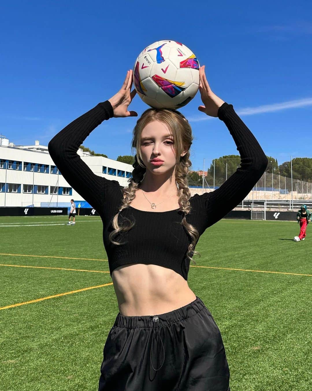 Elina 엘리나 (エリナ) のインスタグラム：「In Laliga academy⚽️🤍 라리가 아카데미에 다녀와봤다  팬분들도 만나서 놀랬댜😳  #onlyinmadrid @turismocmadrid @visita_madrid @laligaacademy @laliga #soonent」