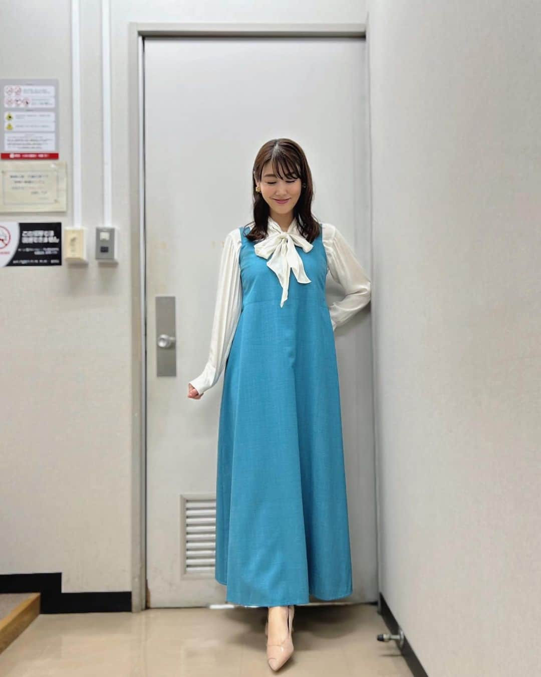 安めぐみのインスタグラム：「今日のNHK 人生レシピで着た衣装です👗  ウエカツさんに、 魚の目から鱗な調理法や熱いお話を伺いとても勉強に☺️  そして今日は十五夜、 中秋の名月ですね🌕🎑 ちょっと前に娘と外に出て眺めました、 まんまるとっても綺麗でした✨ 今日はお月見団子、きな粉のお団子を一緒に作りました👧 こねこね頑張って丸めていました♡  ワンピース @life_with_flowers ブラウス @urban_research イヤリング @kiku_seisakujyo パンプス @dianashoespress  #衣装#ワンピース #お月見団子 #きな粉だんご  #おやつ作り #十五夜 #中秋の名月  #🌕 #皆さん今日もお疲れ様でした✨」