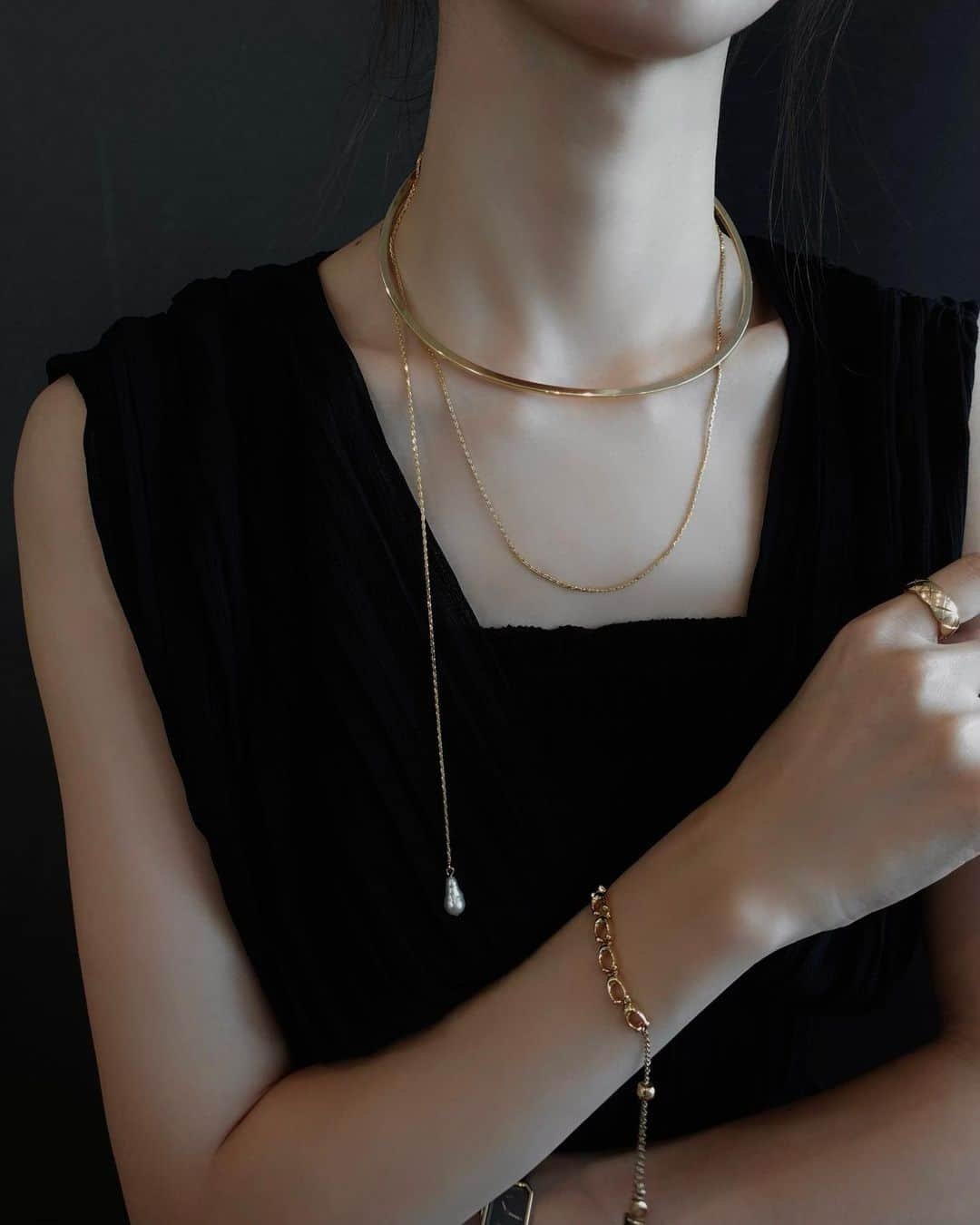 石元歩唯のインスタグラム：「@loni_jewelry_  Bud multiway pearl choker  程よい存在感のプレートに華奢なチェーンが付いたデザインチョーカー。先端に付いたパールもアクセント🤍  長めのチェーンはフロントで2連にしたり、サイドに長く垂らしたり、後ろに垂らしたりとマルチにアレンジ可能なデザインで、これ1つだけで重ね付けしたような華やかさに。✨  #loni_jewelry_ #ロニ #pr」