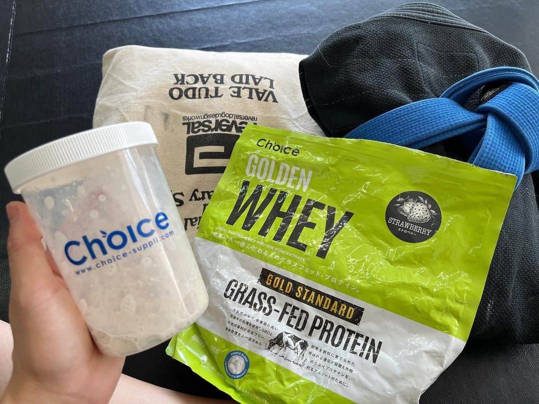 のインスタグラム：「@choice.protein  @hishojuku  週一行けるか行けないかだけど、頑張ってます☺️ そして、10/8(日)は #zenpro柔術 なので、柔術着でいっぱい練習してる☺️‼️お供の、 #ゴールデンホエイ を連れて☺️」