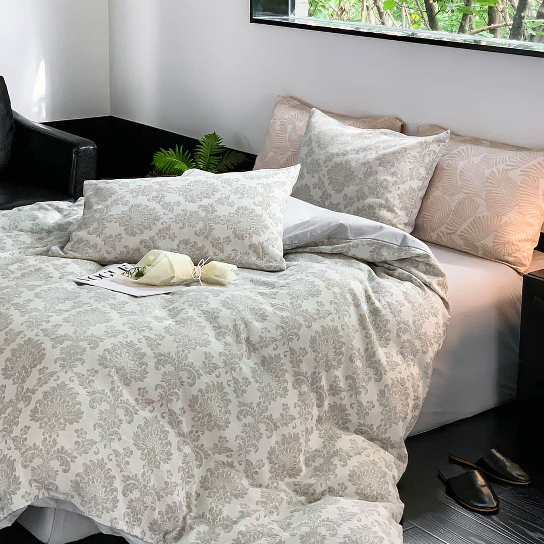 SHEINさんのインスタグラム写真 - (SHEINInstagram)「'Tis the SZN to snuggle! 🛌😴 Pick the comfy-cool bedding that's getting you AUTUMNatically cozy 👇  🔎21683802 14837412 16822857 8534017 18375463 16437965  #SHEIN #SHEINforAll #SHEINstyle #fashion #chic」9月29日 21時30分 - sheinofficial