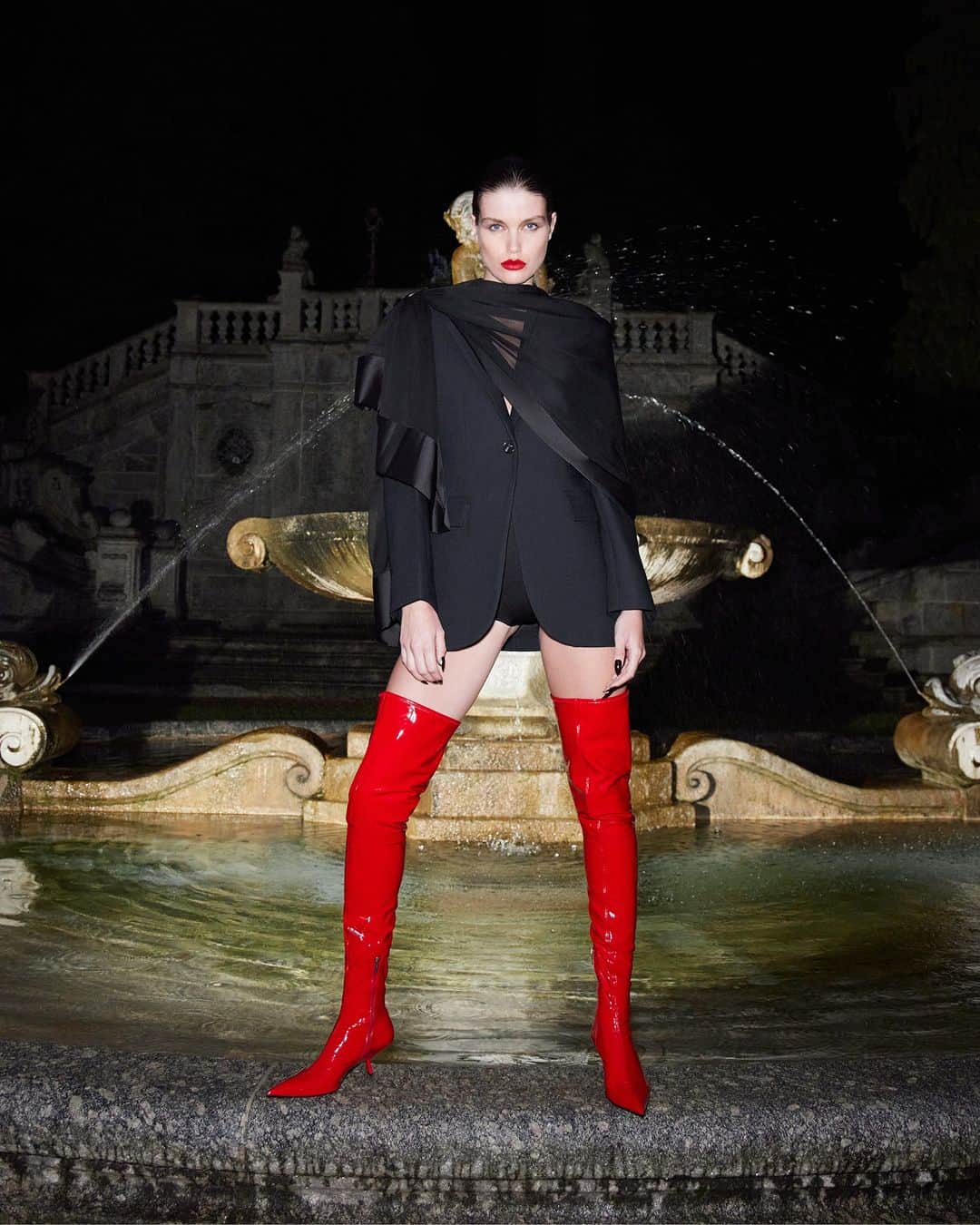 Sergio Rossiのインスタグラム：「It's a trendsetter! Introducing the #srMaike over-the-knee boot in red latex leather. Check the link in bio and discover the new Sergio Rossi collection. #SergioRossi」
