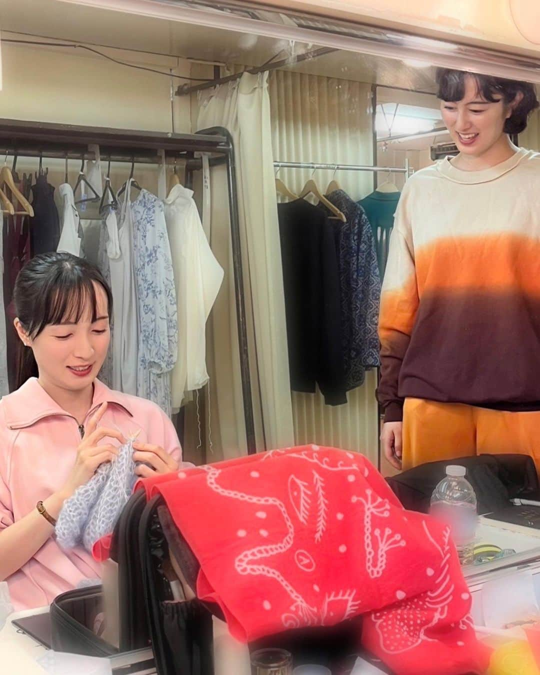 奥村佳恵さんのインスタグラム写真 - (奥村佳恵Instagram)「🧶🩵🧸🩷 #久保田磨希 さん #高月彩良 ちゃん #楽屋  #燕のいる駅」9月29日 21時30分 - okumura_kae