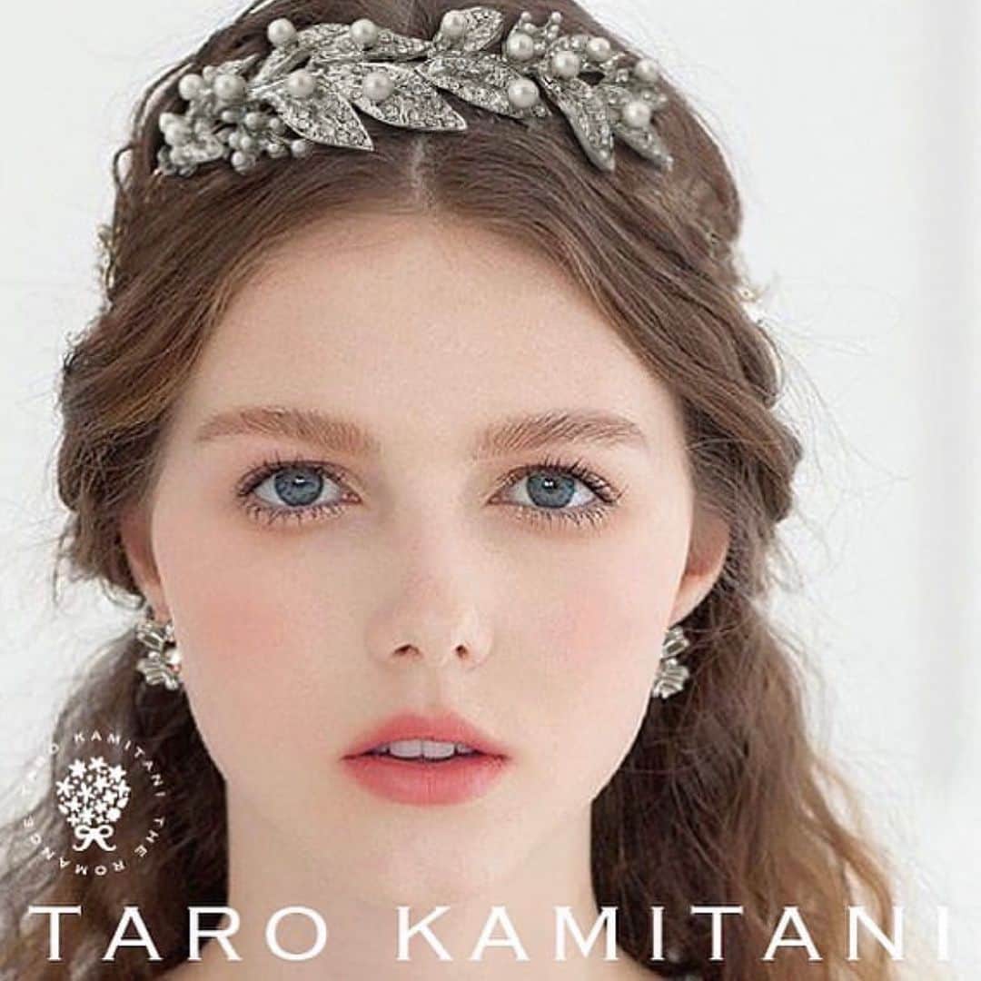 Taro Kamitani 世界初のティアラデザイナーのインスタグラム：「TARO KAMITANI 人気のヘッドジュエリー 「JEAN-ジーン-」に、 ボンネ兼ティアラver.が登場です  TARO KAMITANI  「JEAN bonnet -ジーン ボンネ-」  繊細なディテールで 表現されたリーフのモチーフ。 植物や自然のパワーを 連想させる、 愛情に満ち凛とした 女性像をイメージして デザイン&制作しました。  ヘアのサイドや バックスタイルに、 ナチュラルで 美しい輝きを生む 【ボンネ】として。 凛とした美しい 花冠のような 【ティアラ】として。 2WAY可能です。  design by @tarokamitani_tiaradesigner   ---  全国の結婚式場衣装室、ドレスショップ『TARO  KAMITANI』取扱店で、大好評レンタル中」