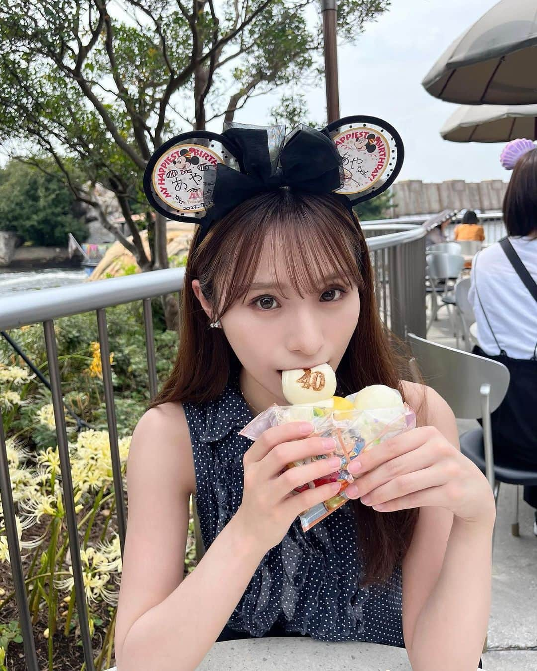 左伴彩佳のインスタグラム：「・ うきわまんリニューアルして中身がチキンになってた🛟🐓     #disneysea #ディズニーリゾート　#ディズニーシー　#ディズニーコーデ　#うきわまん」