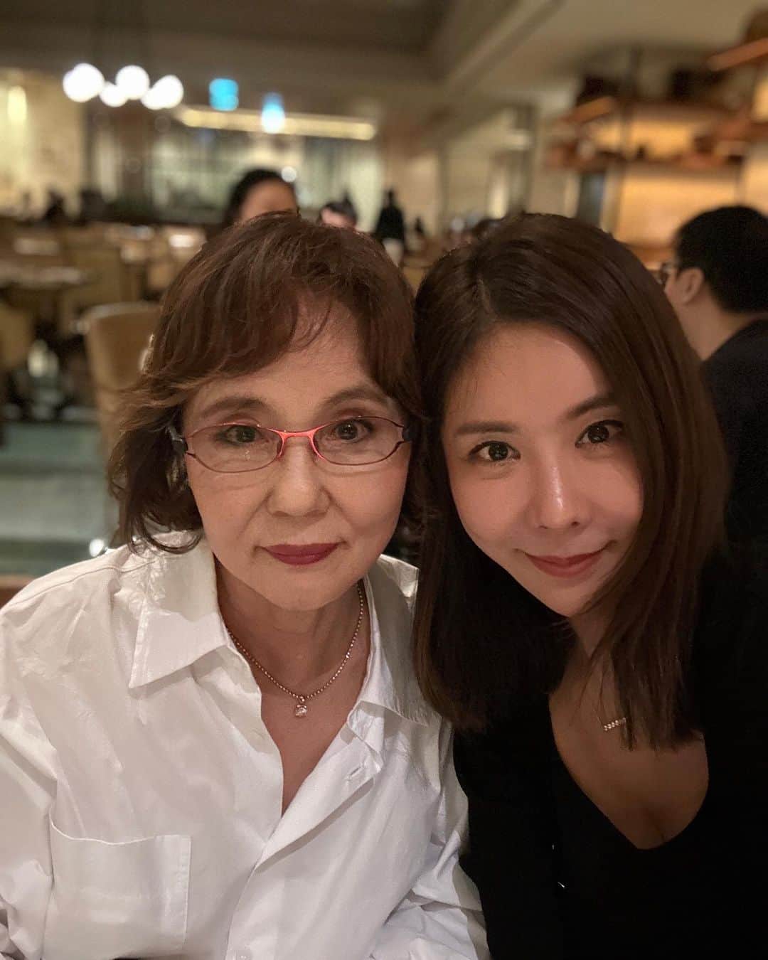 キム・ジュニさんのインスタグラム写真 - (キム・ジュニInstagram)「오전에 시댁가서 시댁사랑 듬뿍받고와서 그 행복한 마음으으로 친정엄마 모시고 저녁식사하고 행복한 명절 마무리!  매년 나랑 엄마랑 둘이 외롭게 보내던 명절이 아닌 든든한 사위와 함께여서 더욱 행복해 하시는 엄마♥️  남편을 만나고 너무 많은게 사랑으로 가득차고 있다.  이 감사함 평생 잊지 말아야지!  사랑많고 너무 좋으신 우리 시댁어르신들  너무 예뻐해주시고 사랑해 주셔서  감사하고 사랑해요♥️🫶🏻 그리고 이런 멋진 가족을 만나게 해준 여보  너무너무 고맙고 사랑해♥️」9月29日 21時34分 - evajunie
