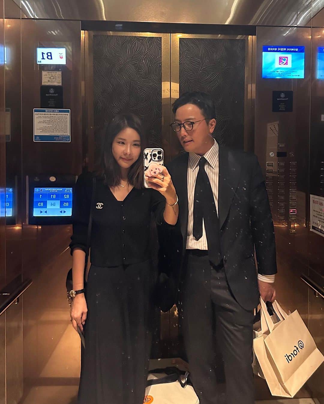 キム・ジュニさんのインスタグラム写真 - (キム・ジュニInstagram)「오전에 시댁가서 시댁사랑 듬뿍받고와서 그 행복한 마음으으로 친정엄마 모시고 저녁식사하고 행복한 명절 마무리!  매년 나랑 엄마랑 둘이 외롭게 보내던 명절이 아닌 든든한 사위와 함께여서 더욱 행복해 하시는 엄마♥️  남편을 만나고 너무 많은게 사랑으로 가득차고 있다.  이 감사함 평생 잊지 말아야지!  사랑많고 너무 좋으신 우리 시댁어르신들  너무 예뻐해주시고 사랑해 주셔서  감사하고 사랑해요♥️🫶🏻 그리고 이런 멋진 가족을 만나게 해준 여보  너무너무 고맙고 사랑해♥️」9月29日 21時34分 - evajunie