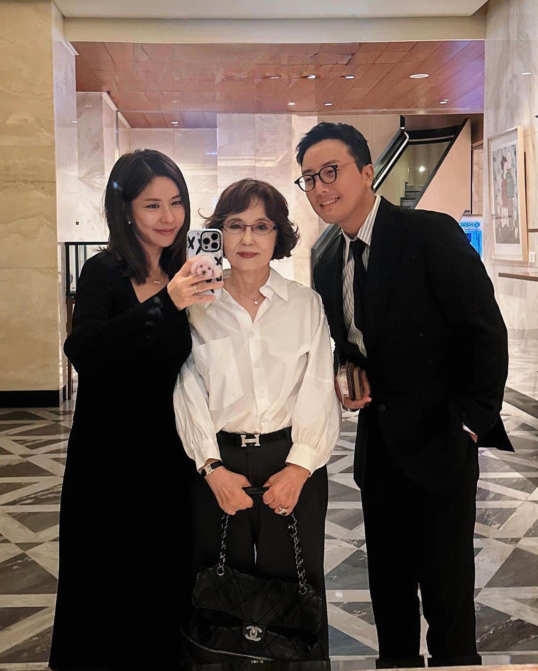 キム・ジュニさんのインスタグラム写真 - (キム・ジュニInstagram)「오전에 시댁가서 시댁사랑 듬뿍받고와서 그 행복한 마음으으로 친정엄마 모시고 저녁식사하고 행복한 명절 마무리!  매년 나랑 엄마랑 둘이 외롭게 보내던 명절이 아닌 든든한 사위와 함께여서 더욱 행복해 하시는 엄마♥️  남편을 만나고 너무 많은게 사랑으로 가득차고 있다.  이 감사함 평생 잊지 말아야지!  사랑많고 너무 좋으신 우리 시댁어르신들  너무 예뻐해주시고 사랑해 주셔서  감사하고 사랑해요♥️🫶🏻 그리고 이런 멋진 가족을 만나게 해준 여보  너무너무 고맙고 사랑해♥️」9月29日 21時34分 - evajunie