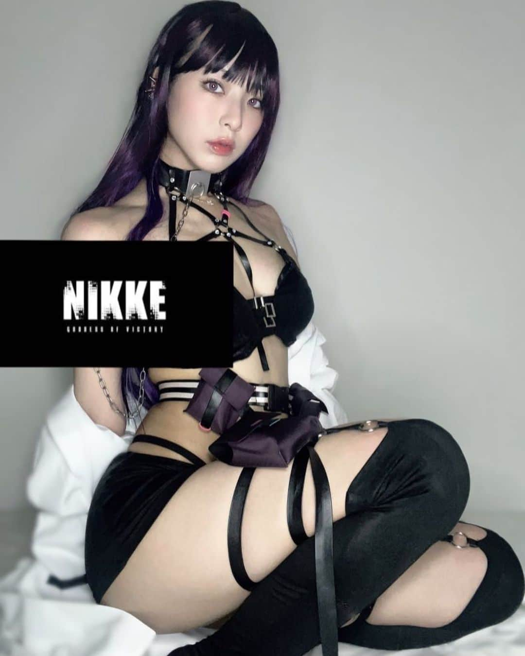 藤堂ラナのインスタグラム：「コスプレ/cosplay 勝利の女神NIKKE :ミハラ  ゲームショーに仕事で行けず、衣装もったいないなと思いとりあえず着てみました！  胸が足りず申し訳ないのですが、お尻は育ててるのでよかったら投稿遡ってみてください🙃  絶対お尻派と結婚するゾ…  #tgs2023 #コスプレ  #コスプレイヤー #cosplay  #nikkecosplay  #勝利の女神 #nikke  #インスタグラビア #尻フェチ #脚フェチ #fyp」