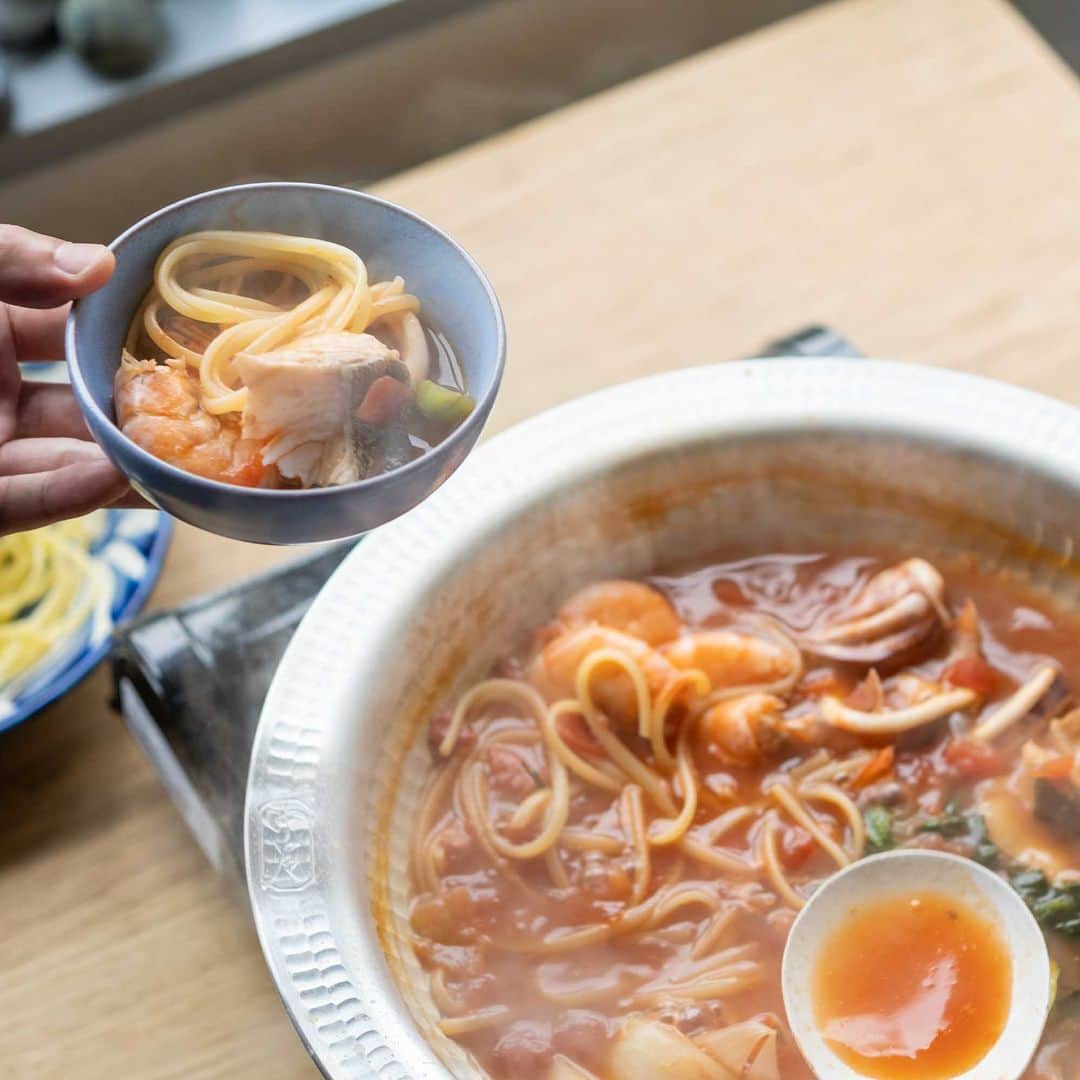 MIRROR OFFICIALのインスタグラム：「お鍋の季節が来ました。先日わが家でもトマト缶と魚介を入れたブイヤベース風鍋をしたのですが、これが本当に美味しくて。  締めのラーメンは味変にカレー粉とチーズを入れたら最高でした。 またリピートしたい味に。  鍋は軽くて使いやすい中尾アルミの「アルミ打出 うどんすき鍋」を愛用しています🍲  ひとり鍋なら、コンロから直接食卓へ出せる萬古焼の「KOKURYU」 薄く耐久性がある有田焼らしい磁器製「pot dish」がおすすめ。  鍋＝調理器具という枠にとらわれないうつわが人気な昨今。  寒くなるにつれて温かいごはんが恋しくなる季節なので、 鍋のアップデートもお忘れなく。  :::::::::::::::::::::::::::::::::::::::: ✐後で見返すには保存をタップ◎ ✐CRAFT STOREでは日本のいいものをご紹介 フォローやいいねもとっても励みになります。 @craftstore.jp　 ::::::::::::::::::::::::::::::::::::::::  #クラフトストア #CRAFTSTORE #シンプルな暮らし #食器 #器 #うつわ好き #器好き #うつわ #お皿 #キッチン #鍋 #中尾アルミ #KOKURYU #potdish #萬古焼 #有田焼」
