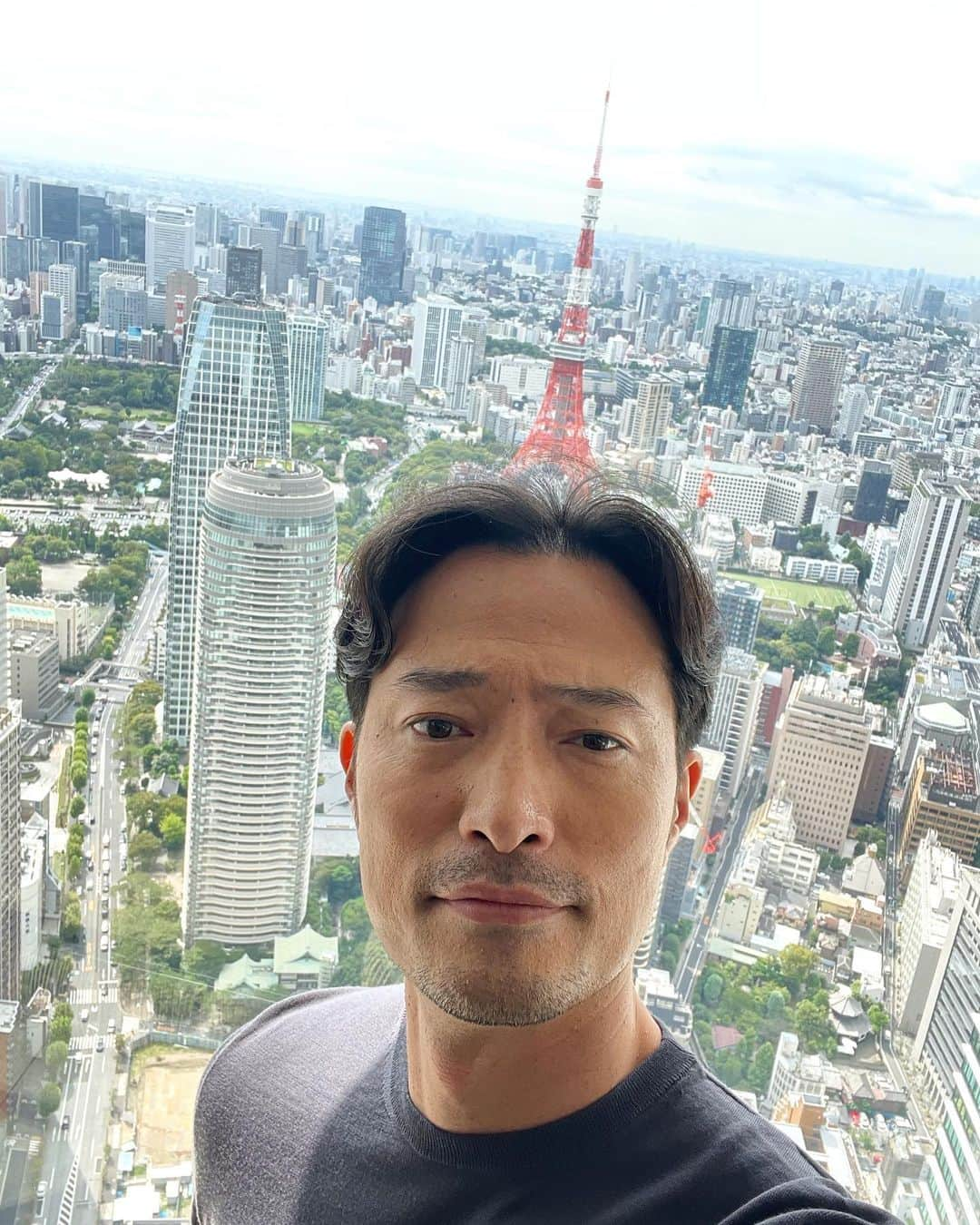 前川泰之のインスタグラム：「頭にタワーが生えました。  久しぶりの、雑誌Men's EXの撮影でした😌  #mens_ex  #撮影　#andaztokyo #東京タワー」