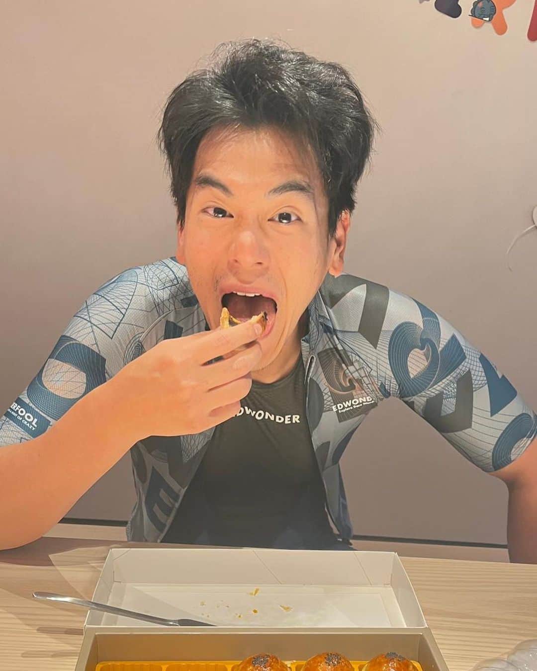 エディ・ポンのインスタグラム：「請吃月餅 🥮 騎車平安」
