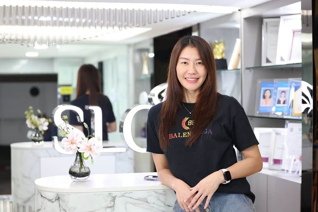 ヌットサラ・トムコムのインスタグラム：「หน้าอย่างเราต้องถึงมือหมอ ช่วงนี้กำลังฮิตทำ sculptra แล้วเราจะพลาดได้ไง ☺️  @slcclinic  #slcclinic」