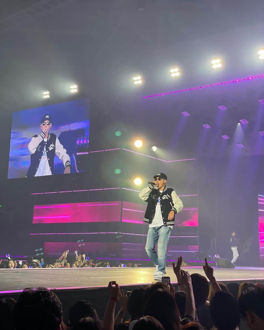 のインスタグラム：「🎤 We still rock! #JINUSEAN」