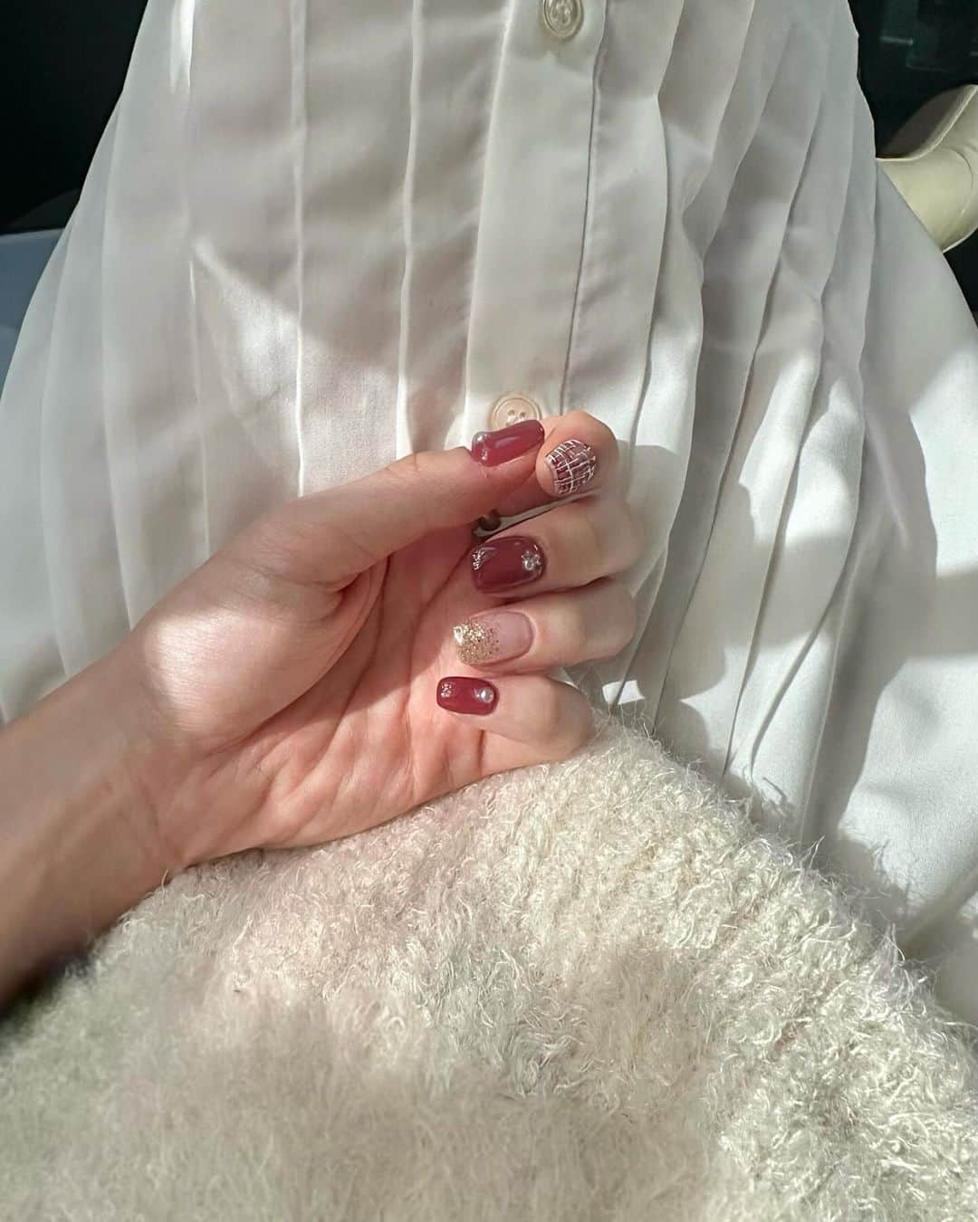 のインスタグラム：「. 🍁🧶♥️  ネイルも秋支度💅🏻🍂 ツイード部分はマットになっててお気に入り🧣  @maki_hirasol さんありがとうございました♡」
