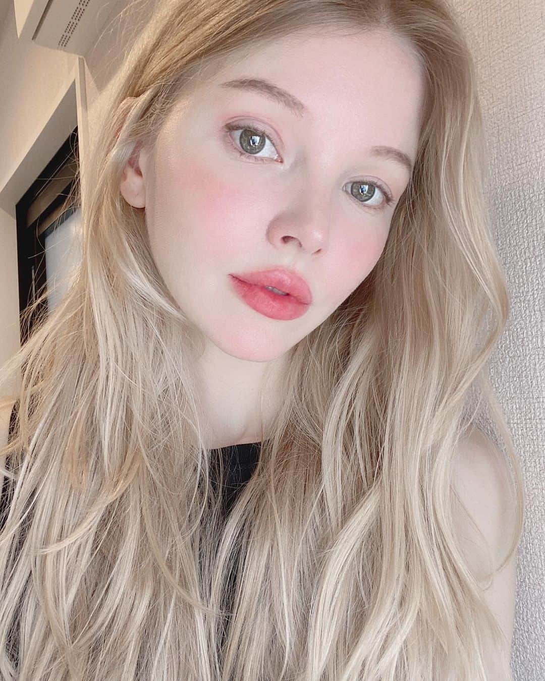 リリ・ヨハンソンのインスタグラム：「Hi friends 🤍⁣ ⁣ I have made the difficult decision to cancel surgery in October. Unfortunately, I have not yet collected enough funds to cover the cost of the surgery.⁣ ⁣ I know this is frustrating news. I have been looking forward to this day for a long time. Over a year and a half in fact…for my leak symptoms to finally come to and end. For my brain to again float as it’s supposed to. I am so eager to get this surgery over and done with so I can start living life upright again. But I know that it’s important to wait until I have the financial resources to cover the cost. However, I am hopeful that I will be able to reschedule it a few months from now. You know I will continue to do my best to raise funds and update you on my progress.⁣ ⁣ I am so grateful for your support and to have you in my corner. I know that I can count on you to help me get through this. You guys are my support system 🫶🏻⁣ ⁣ I don’t think I ever truly realized (I guess I never had to think about it before) how difficult it is to find genuine people who actually care about you. When you’re in desperate need and really ill, some people will run towards you and the rest far away from you. For those of you who stayed and kept supporting me —you have touched my heart, and those imprints will stay there forever.⁣  ⁣ I will keep fighting🔥🔥🔥」