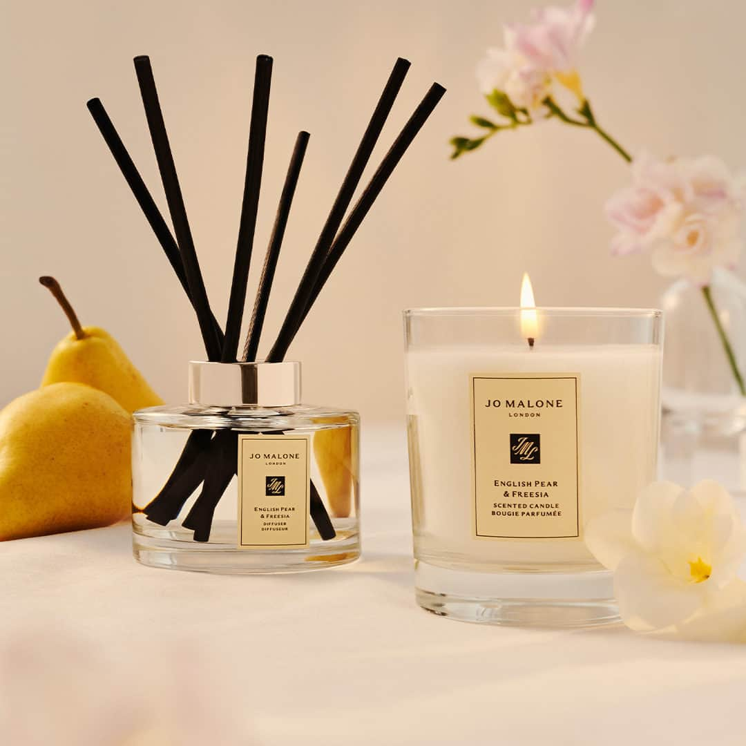 Jo Malone Londonさんのインスタグラム写真 - (Jo Malone LondonInstagram)「Ripe for relaxation. Set a mellow mood with a candle or diffuser, then indulge with luxurious bath & body essentials. Tap to shop English Pear & Freesia favourites, including colognes with one pear in every bottle. #EnglishPear」9月29日 21時45分 - jomalonelondon