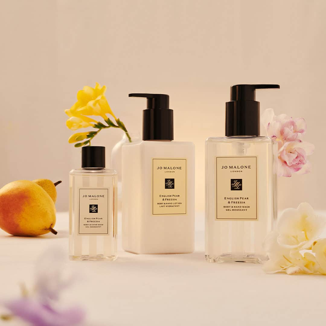 Jo Malone Londonさんのインスタグラム写真 - (Jo Malone LondonInstagram)「Ripe for relaxation. Set a mellow mood with a candle or diffuser, then indulge with luxurious bath & body essentials. Tap to shop English Pear & Freesia favourites, including colognes with one pear in every bottle. #EnglishPear」9月29日 21時45分 - jomalonelondon