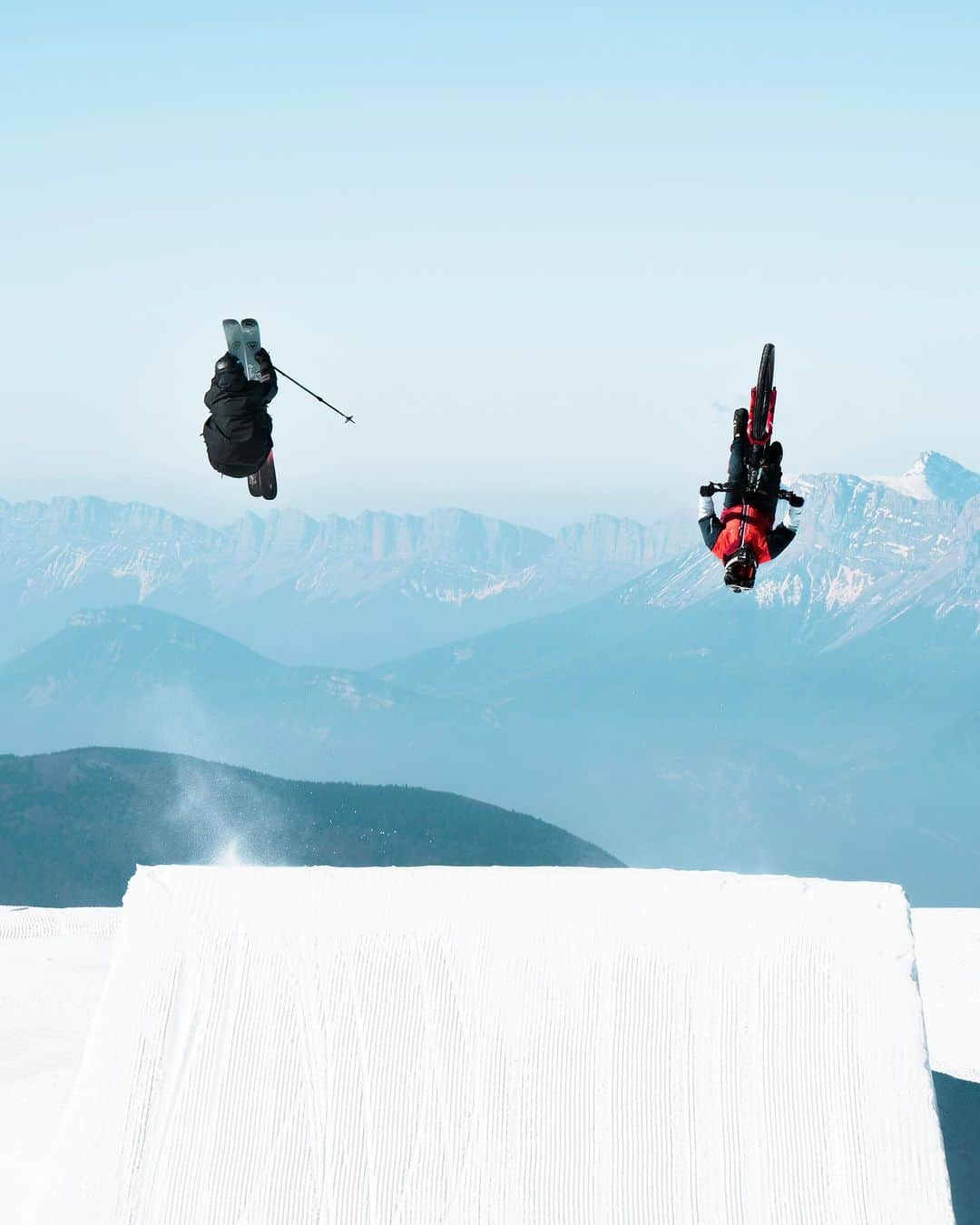 ロシニョールのインスタグラム：「Are you ready for some cool and sick moments with friends on snow and dirt?!   See you tonight at the pathé cinema, screening 3! @highfivefestival   📸: @oxomalga」