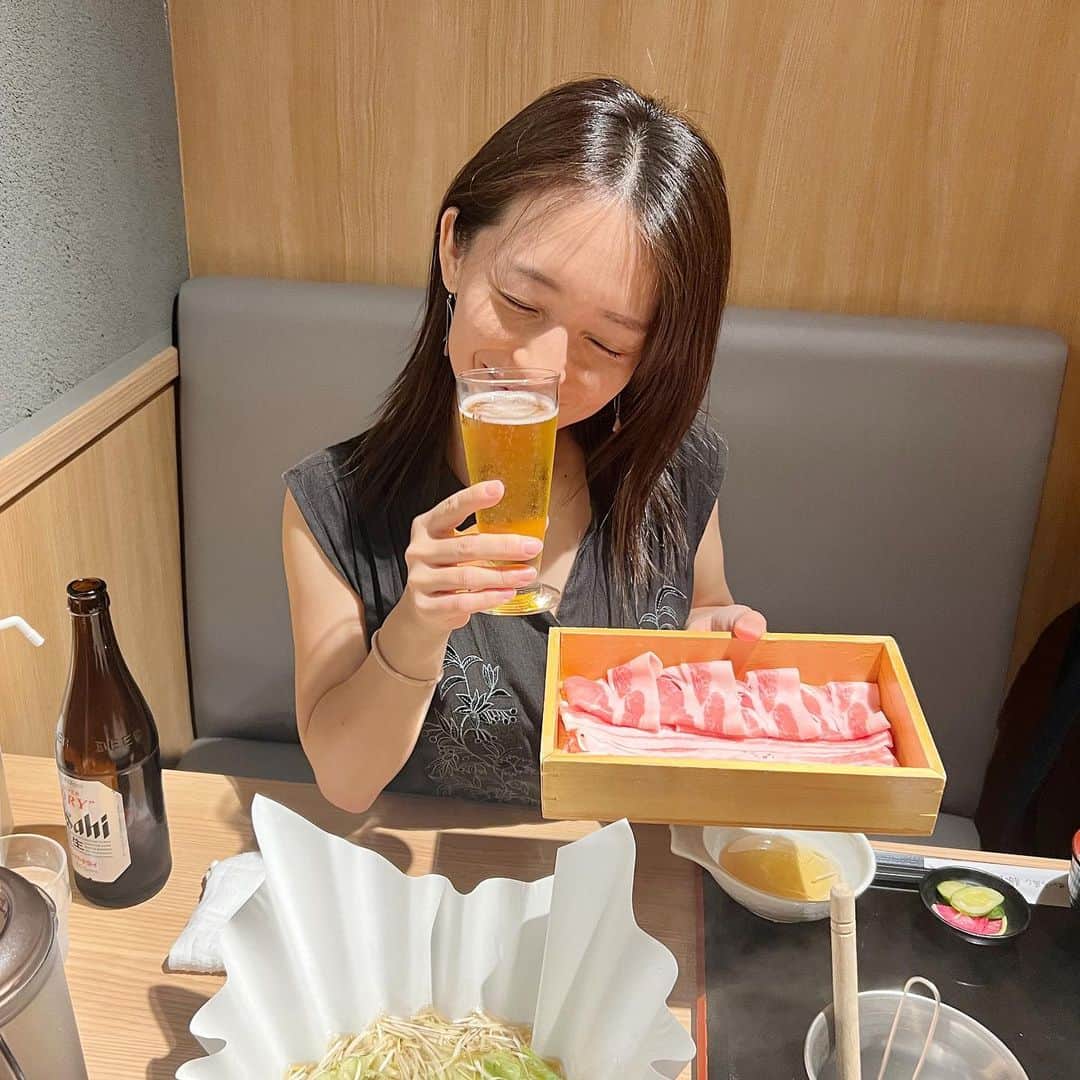 羽村亜美さんのインスタグラム写真 - (羽村亜美Instagram)「プチ贅沢。 幸せな時間。  好物は　 瓶ビールと肉。」9月29日 21時39分 - amihamura