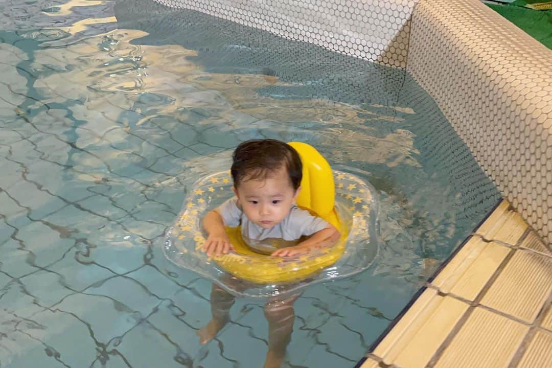 田中響子のインスタグラム：「昨夏もお水遊びは好きだったけど 浮き輪には入れなかったぼく。  今年は克服しました🐥 克服どころか1日中ずっと 浮き輪を離しませんでした。笑  でも隣に誰もいないと少し不安げ。 この顔もすき🤍」