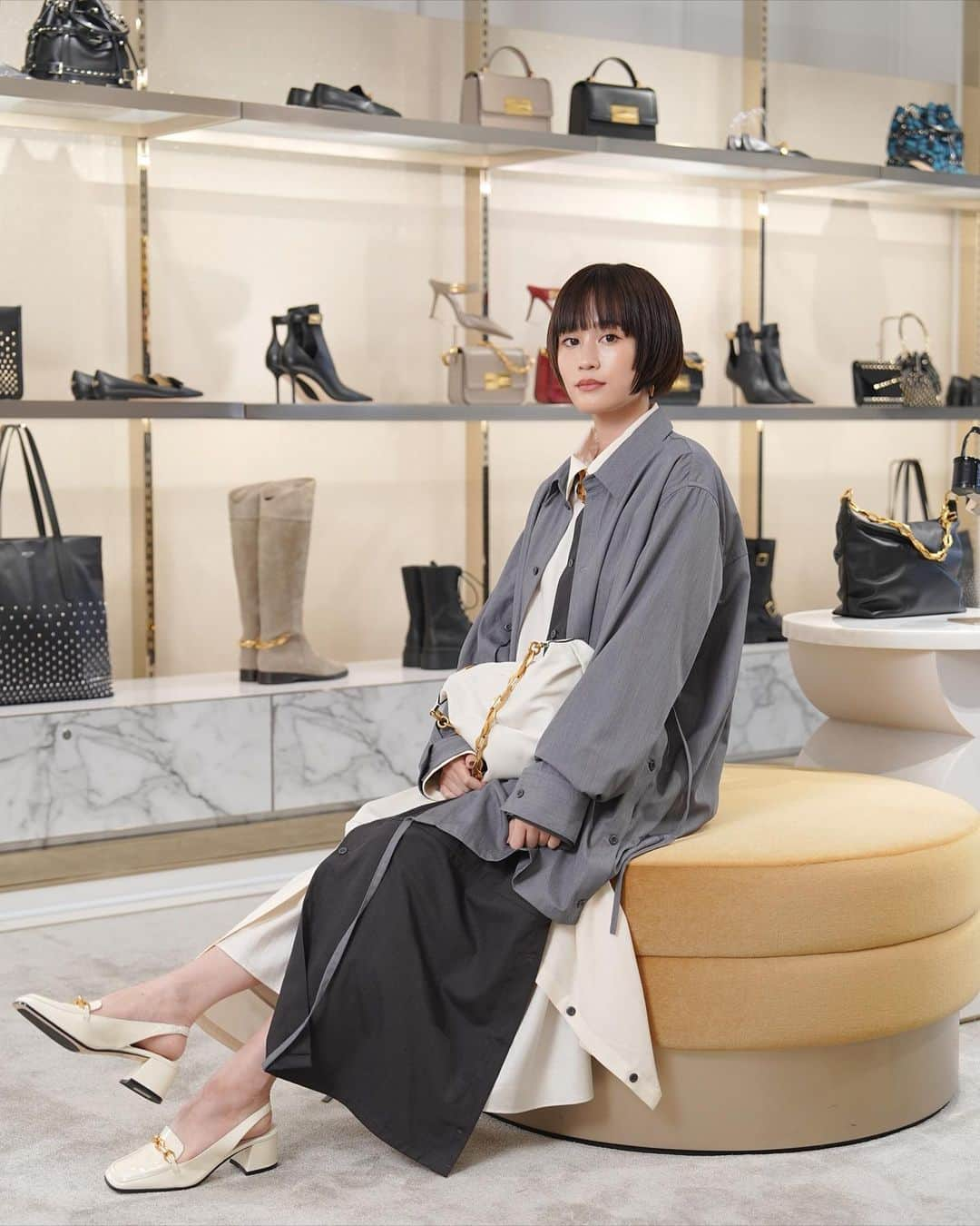 前田敦子さんのインスタグラム写真 - (前田敦子Instagram)「. #JimmyChoo  DIAMONDコレクション  バックに靴にアクセサリーのトータルコーディネートで 表参道店にお邪魔しました😉 DIAMONDコレクションのシンプルに華やかさが際立つデザインがもうたまらないよ💎✨ 普段使いにも抜群です！早速私服に取り入れてます🔥🔥 表参道店でPHOTO Snapもみんなで撮ってたのしんでね❤️   #PR #JimmyChoo #ジミーチュウ」9月29日 21時50分 - atsuko_maeda_official