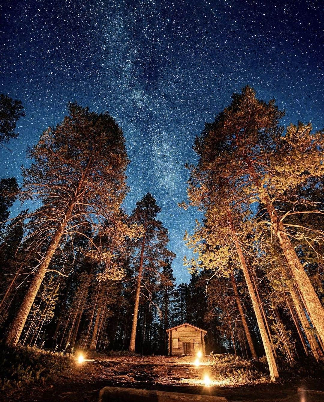 フィンランド政府観光局のインスタグラム：「🍂⛺キャンプの夜には、スマホではなく夜空を見てみましょう。🌟🌟🌟 .  📸 @matalalta  Kiitos! 🙏 #visitfinland #ourfinland #visitfinlandjp #finland #北欧旅行 #travelgram #フィンランド #フィンランド政府観光局 #北欧 #travel #instatravel #travel #travelgram #travelling #traveler #旅したくなるフォト #旅行 #旅 #海外旅行 #travelphotography #旅行大好き #旅行好き #旅スタグラム #旅好き #ヨーロッパ旅行 #旅に出たい #トラベル #キャンプ ＃星空」