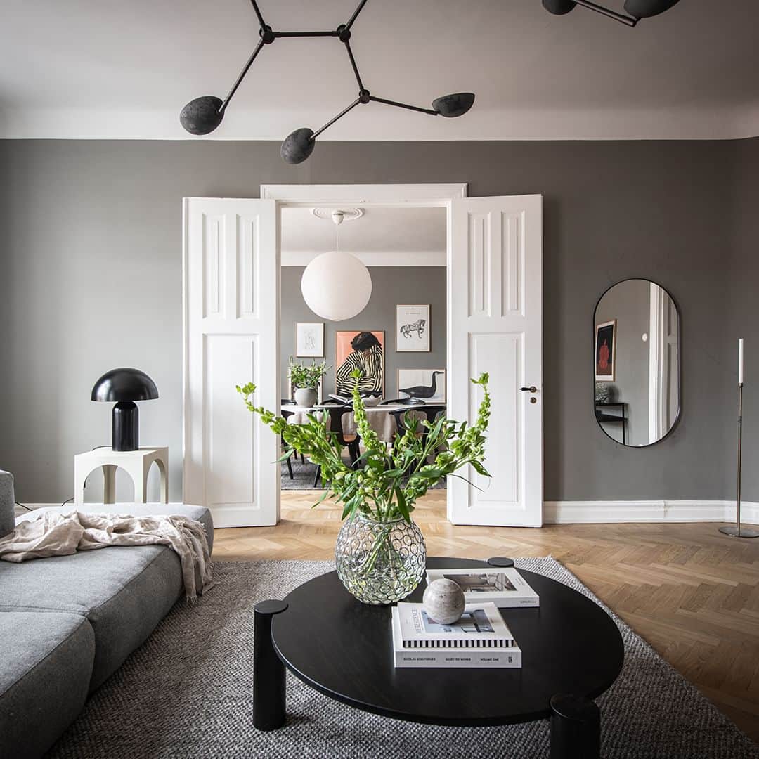 Bjurforsのインスタグラム：「Bjurfors Century presenterar en topprenoverad sekelskiftestrea på femte våningen, i hjärtat av Lorensberg 🤎  Wadmansgatan 10 | 3 ROK. Foto: @mariasahlander Styling: @bon.interior  #bjurforscentury #bjurforsgöteborgcity #mäklarejonasrutberg #vardagsrum #vardagsrumsinspo #sekelskifte #sekelskifteshus #pardörrar #gråväggar #kvänumkök #fiskbensparkett」