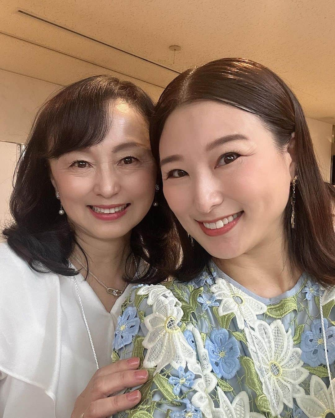 西口理恵子さんのインスタグラム写真 - (西口理恵子Instagram)「. 今日は待ちに待った整理収納アドバイザーの集まり #整理収納フェスティバル ❤️ 10年以上のお仲間が多くて 同窓会のようでした❤️ . 1枚目　会場の様子！ 2枚目　我らが澤先生☺️ 3枚目　整理収納アドバイザーのルーツをお話しくださいました。生み出してくださりありがとうございました！ 4枚目　いつもお馴染み❤️ 角一まりこさん　@kakuichi_mariko ❤️ 吉川永里子ちゃん　@erico.rm ❤️ 5枚目　整理収納アドバイザー2級優秀講師の3名で❤️ 左　阿部さん　@shizuko.abe  右　中村さん　@masumi.nakamura.smile  お会いできてうれしかったです❣️ 6枚目　愛知といえばゆみさん❤️ なかなか会えなかったので嬉しい❣️ @yumi.ohhara  7枚目　いつも大変お世話になっているブラザー様 @brother_japan_official  私が愛用しているラベルライター　ピータッチキューブのアカウントを開設されたそう❤️色んな使い方をご紹介されてます！ @brother_ptouch_japan  8枚目 大野里美さん❤️コジマジックさんのスタッフをされていて大ベテランです！ 9枚目　大熊干賀さん❤️ @kurashi_style ほぼ同じ時期からのお仲間❤️ 10枚目　二次会は企業内整理収納マネージャー認定講師の皆様と❤️」9月29日 21時46分 - rieko_nishiguchi