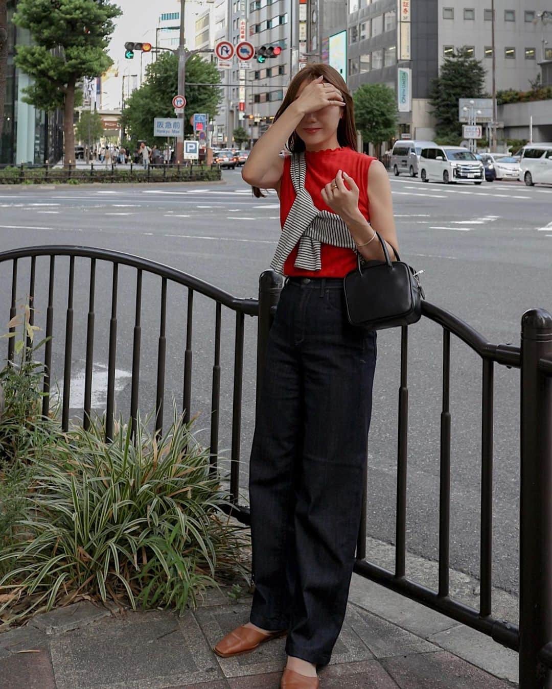 小川陽香さんのインスタグラム写真 - (小川陽香Instagram)「ついについに！ 自分にぴったりなデニムを見つけましたよっと🫶🏻 👖 @yanuk_official ワイドストレートLILITH  ㅤㅤ ㅤ ㅤ ほんっっっとにデニム履かなくて🥲（というか履けなくて！） ㅤ なんでかってウエストぴったりだとお尻とか太もも気になるし、 そこが大丈夫ってなったら今度はウエスト大きいとか😮‍💨 ㅤ ザって感じのウェーブ民なので本当にデニム選びが難しい。 （でもデニムコーデしたい🥺🤚🏻🤍） ㅤ 共感してくれるDMたくさん来てて同じ悩みの人多いんだなって ウェーブの悩みだよね〜〜。 ㅤ ㅤ Yanukのデニムが骨格ウェーブにおすすめって聞いたから、お店行って試着したら納得！ワイドストレートLILITHとボーイズストレートLEAでめっちゃ迷ったけど、形も素材もウェーブ向きだったLILITHを購入しました️💞💞 ㅤㅤㅤ ㅤ たくさんデニムコーデ楽しむ〜✌🏻🧡 夏のコーデ見納め！ ㅤ ㅤ ㅤ #yanuk #ヤヌーク #デニムパンツ #私服 #155cm」9月29日 21時47分 - _haruka824